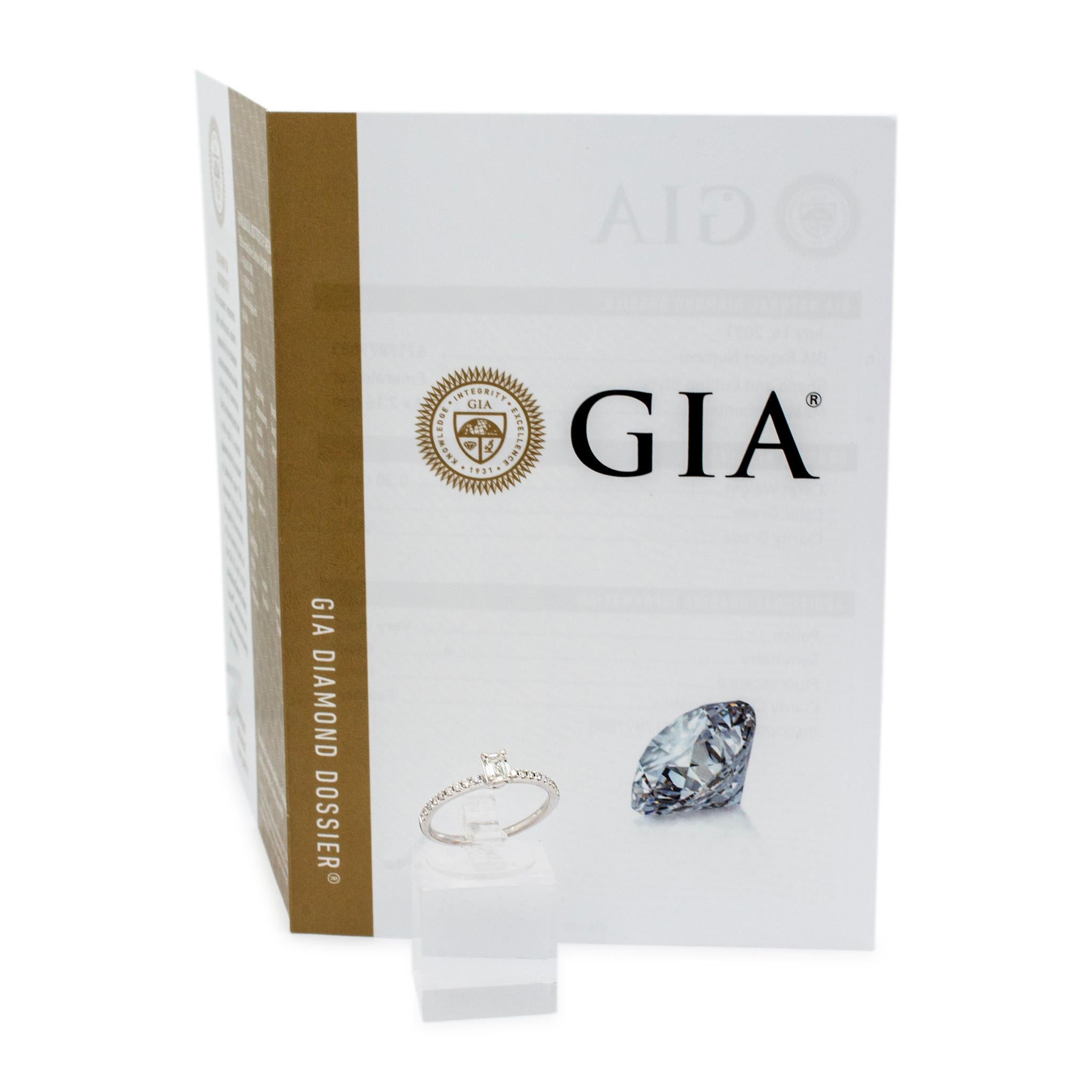 Bague de fiançailles pour femmes en or blanc 14 carats avec diamant taille émeraude de 0,30 carat certifié GIA en vente 4