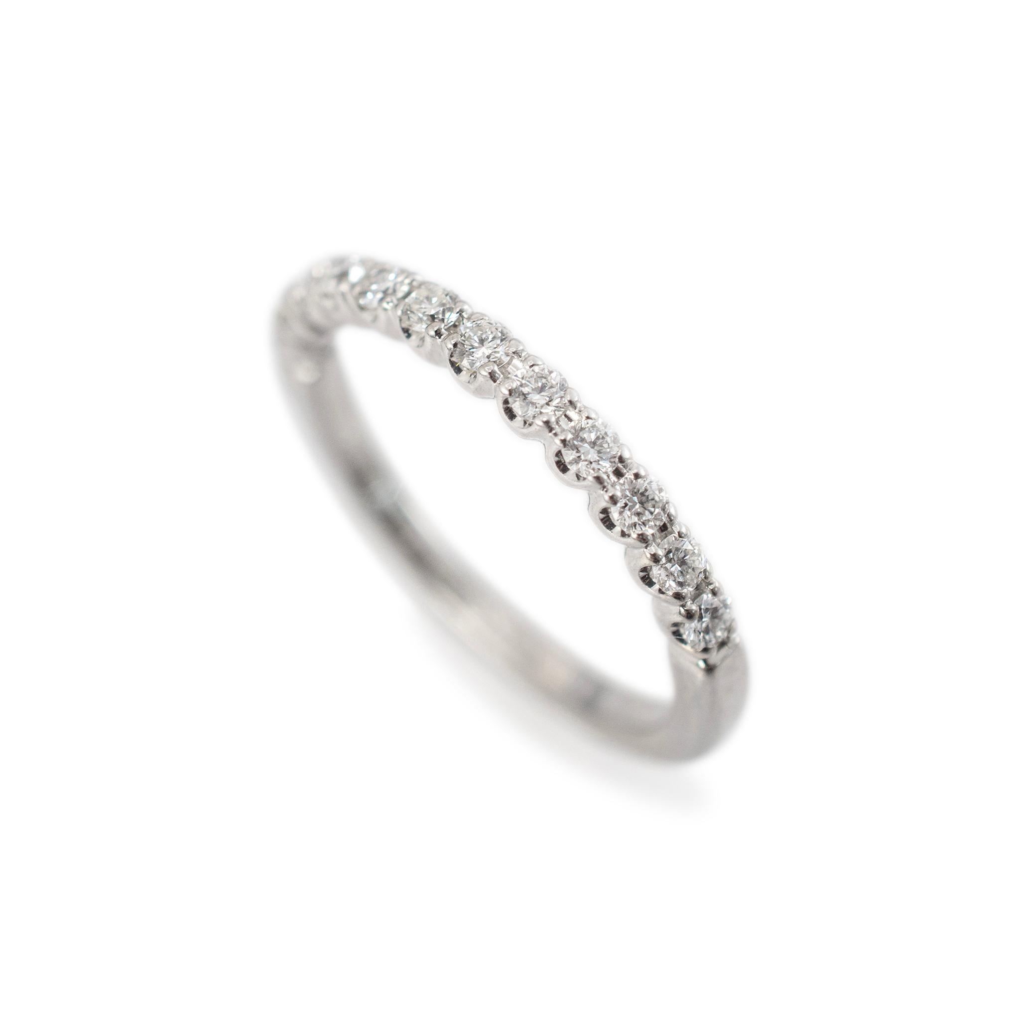Sexo: Señoras

Tipo de Metal: oro Blanco 14K

Tamaño del anillo: 4

Anchura: 1.90 mm

Peso: 1.64 gramos

Una alianza de diamantes de oro blanco de 14 quilates para señora, con vástago semicircular. Se comprobó el metal y se determinó que era oro
