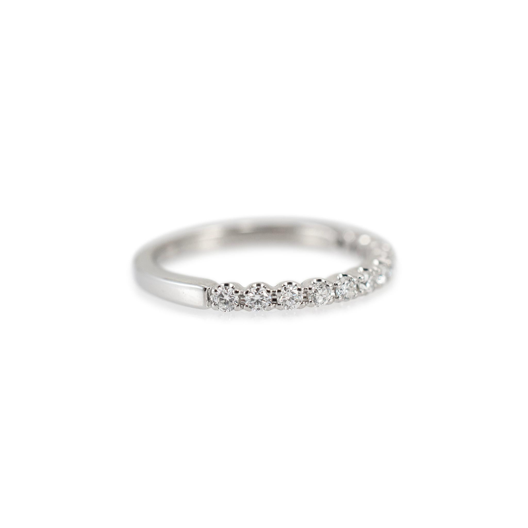 Alianza de oro blanco de 14 quilates media eternidad 0,25 ct diamante para mujer en Excelente Estado en Houston, TX