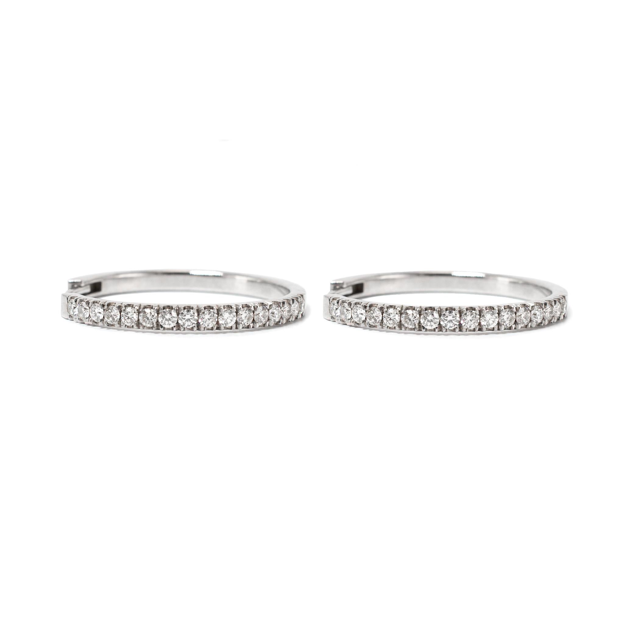 Genre : Femmes

Type de métal : Or blanc 14K

Longueur : 1.00 pouces

Largeur : 2.70 mm

Poids : 8.12 grammes

Une paire de boucles d'oreilles en or blanc 14 carats rhodié, diamants, avec système de fixation 