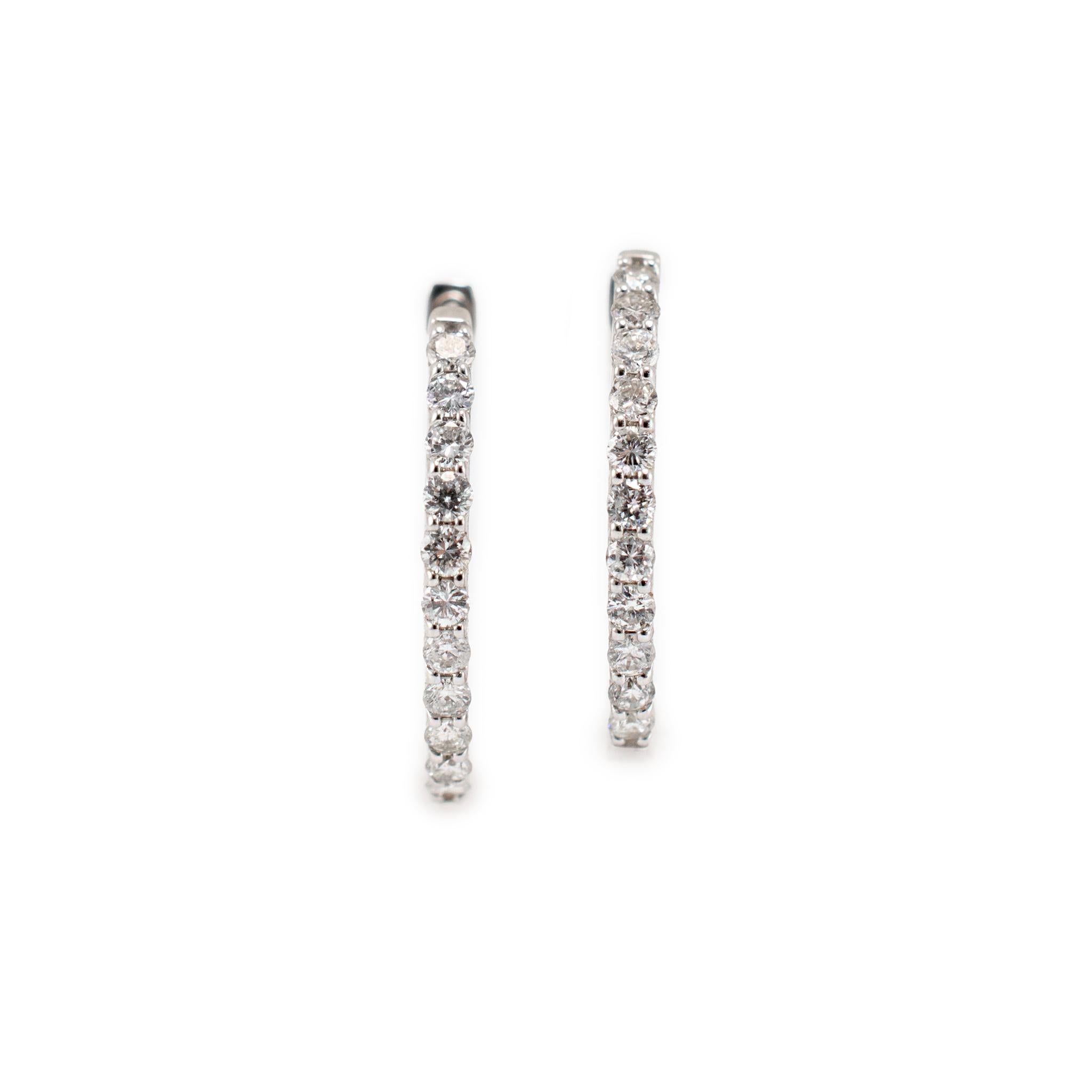 Taglio rotondo Orecchini a cerchio da donna in oro bianco 14K a mezza eternità con pavé di diamanti in vendita