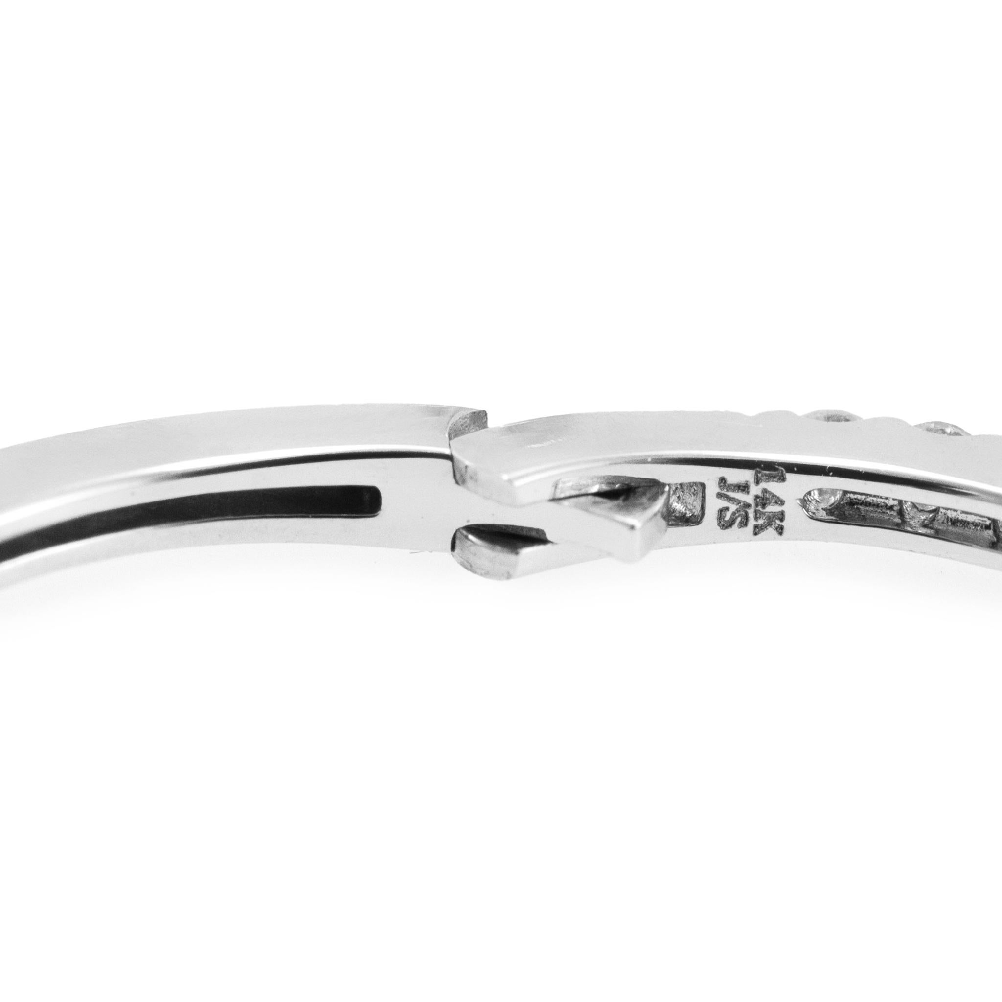 Orecchini a cerchio da donna in oro bianco 14K a mezza eternità con pavé di diamanti In condizioni ottime in vendita a Houston, TX