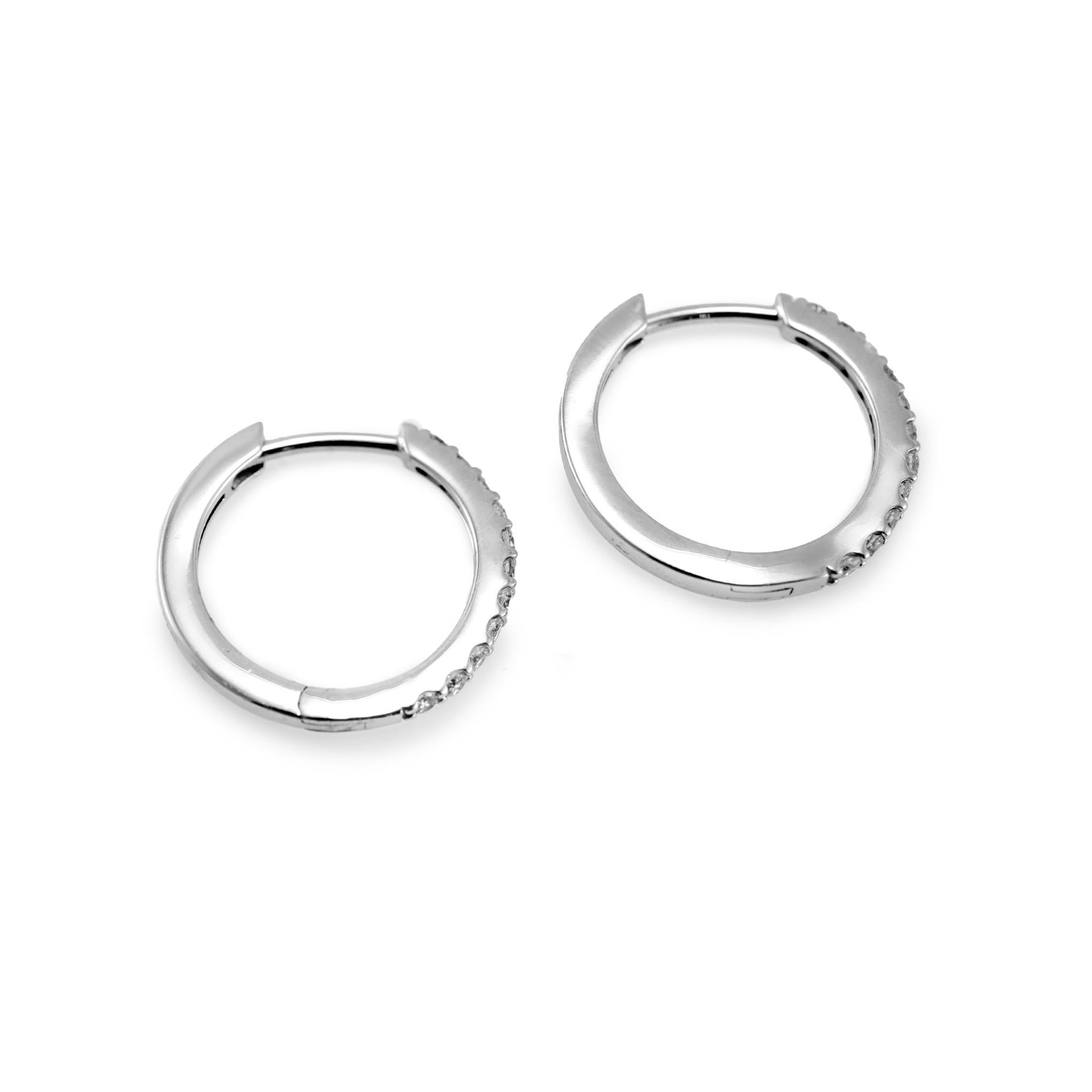 Donna Orecchini a cerchio da donna in oro bianco 14K a mezza eternità con pavé di diamanti in vendita