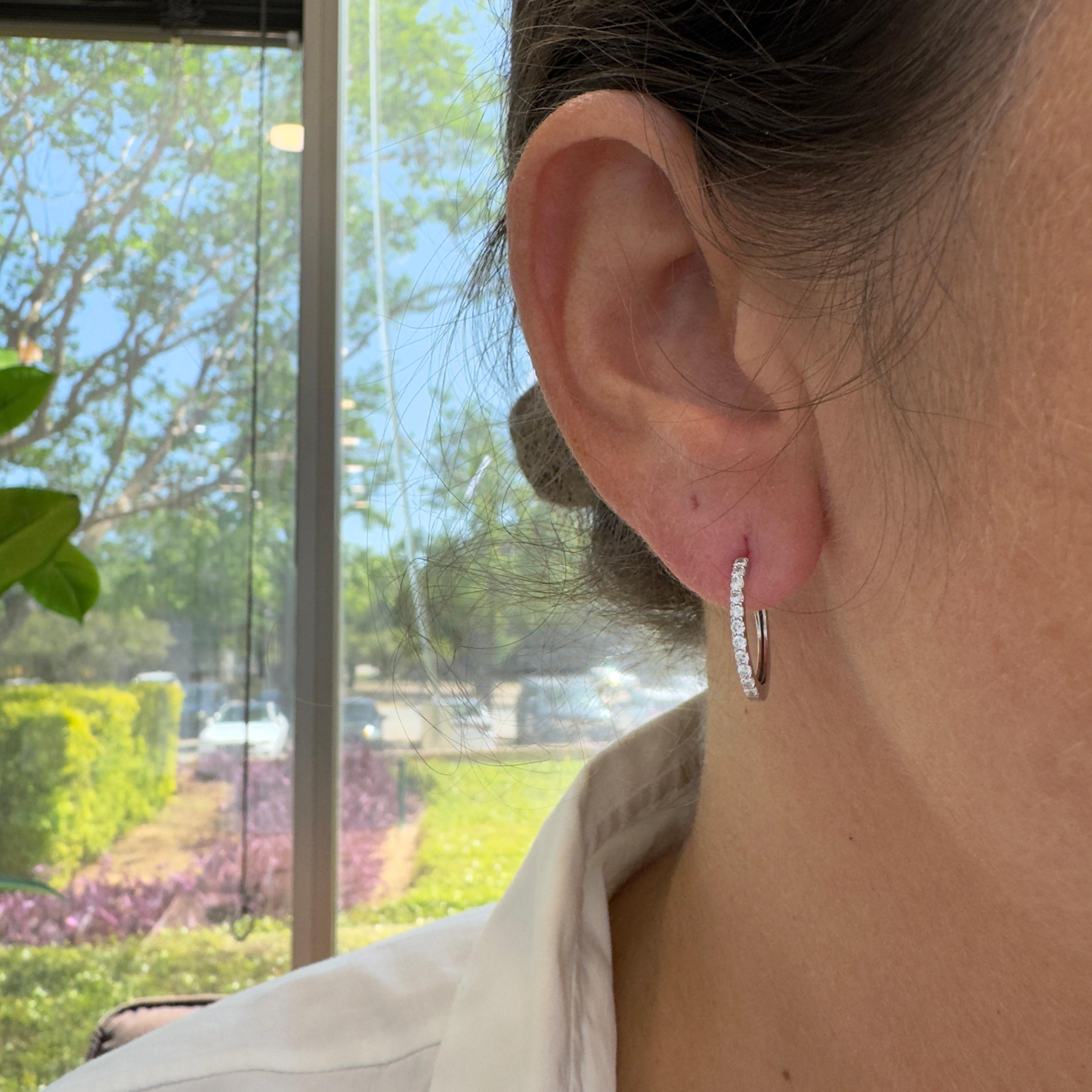 Orecchini a cerchio da donna in oro bianco 14K a mezza eternità con pavé di diamanti in vendita 1