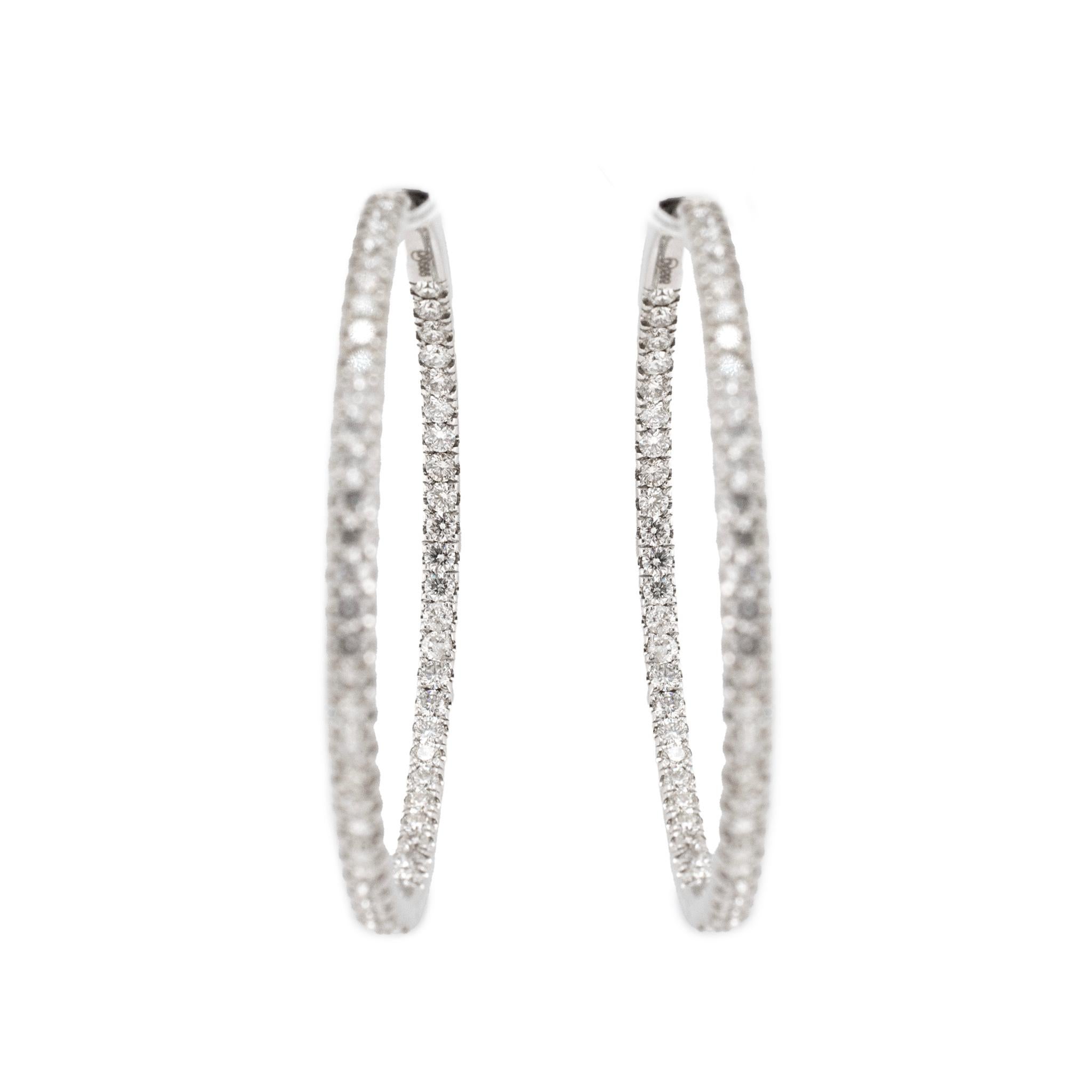 Genre : Mesdames

Type de métal : Or blanc 14K

Longueur : 1.50 pouces

Largeur : 2.40 mm

Poids : 9,20 grammes

Une paire de boucles d'oreilles en or blanc 14K rhodié avec diamants et système de fixation 