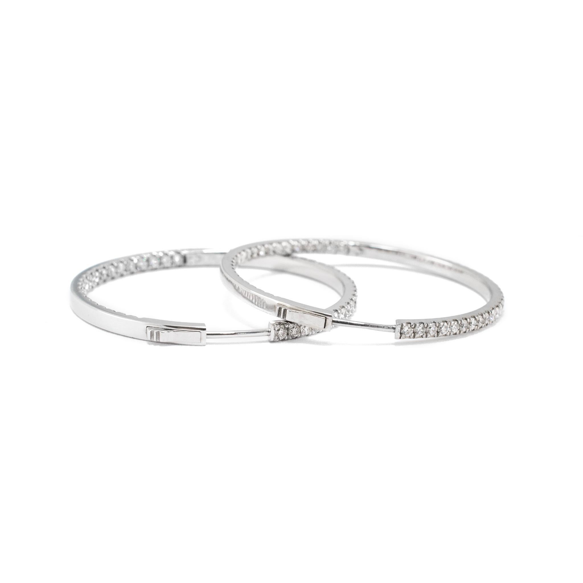 Taille ronde Ladies Inside Out 3.23ct Pave Diamond Hoop Earrings en or blanc 14K en vente