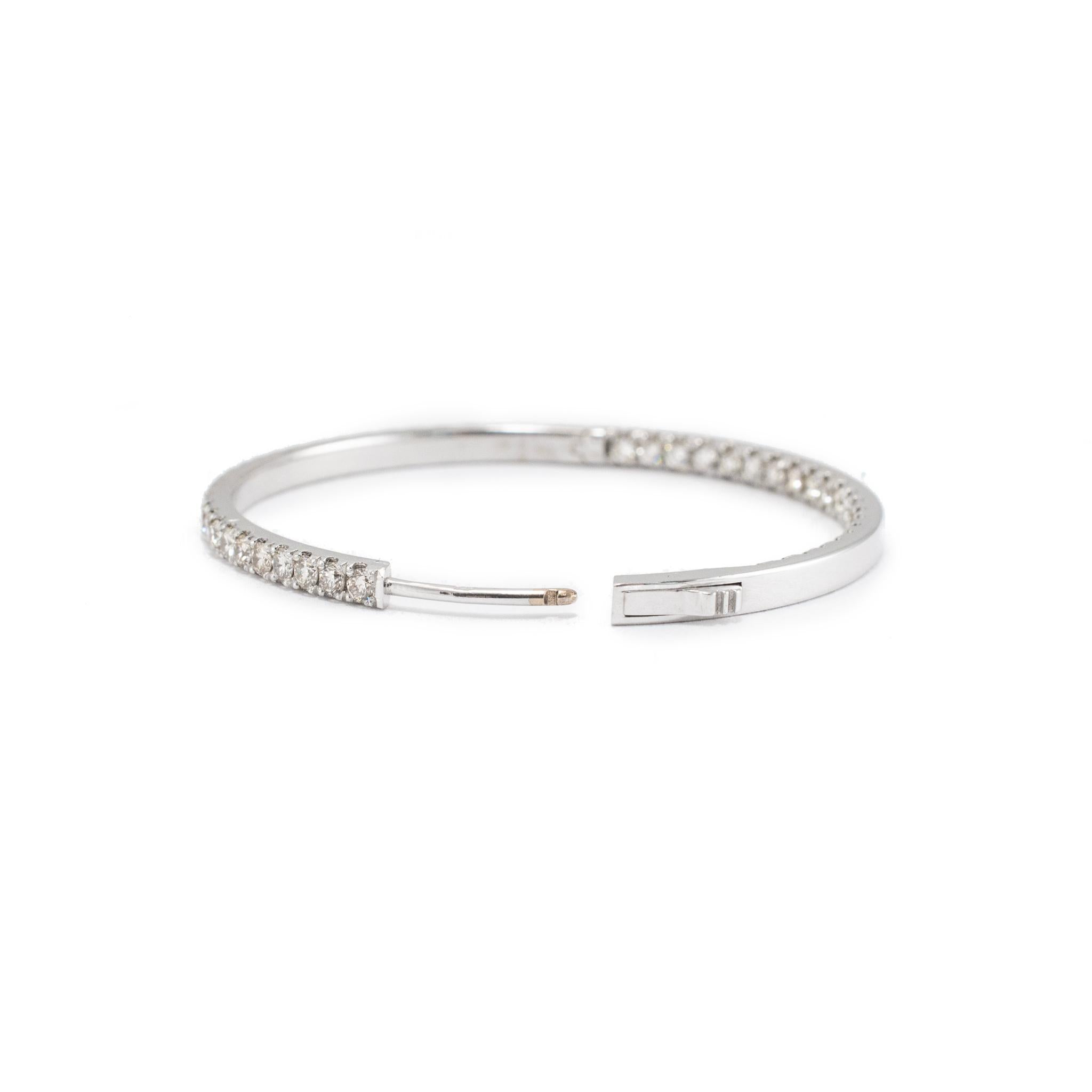 Ladies Inside Out 3.23ct Pave Diamond Hoop Earrings en or blanc 14K en vente 1