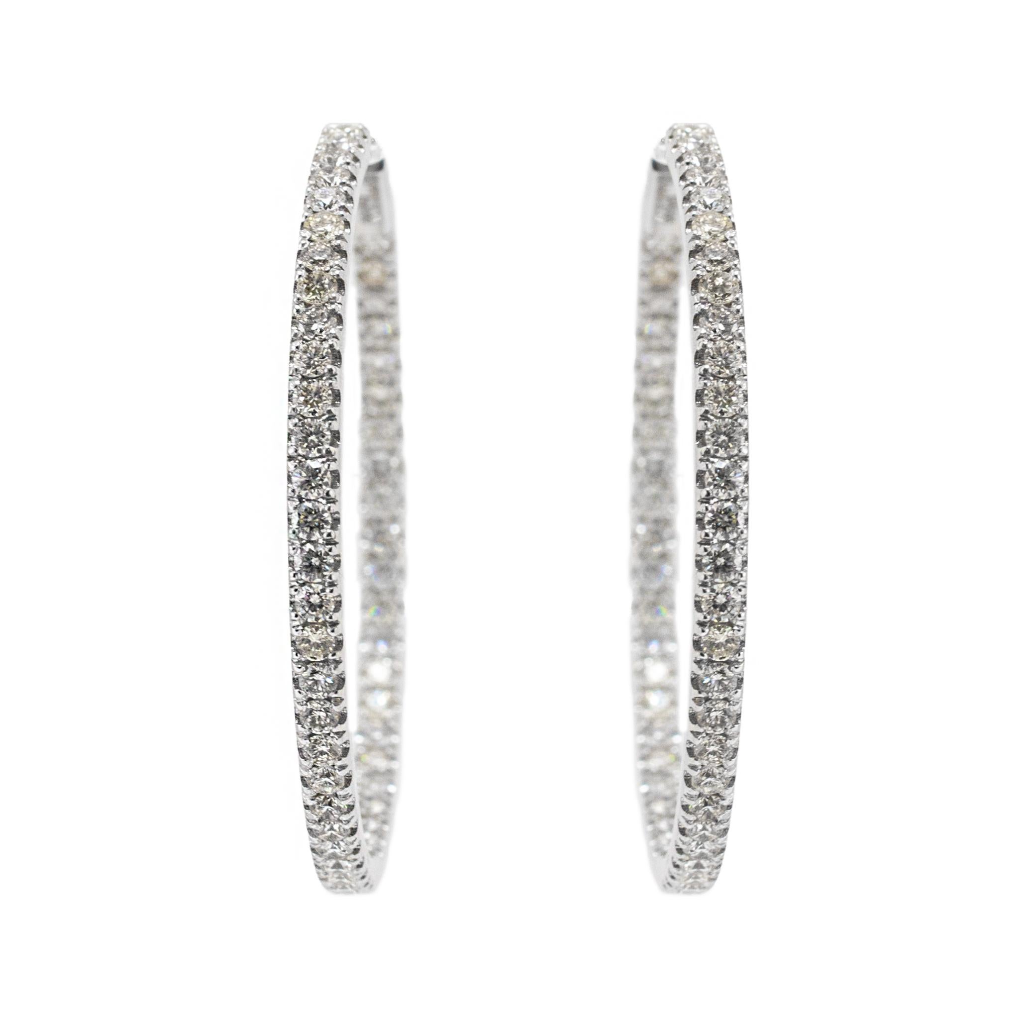 Genre : Mesdames

Type de métal : Or blanc 14K

Longueur : 1.50 pouces

Largeur : 2.50 mm

Poids : 9.47 grammes

Une paire de boucles d'oreilles en or blanc 14K rhodié avec diamants et système de fixation 