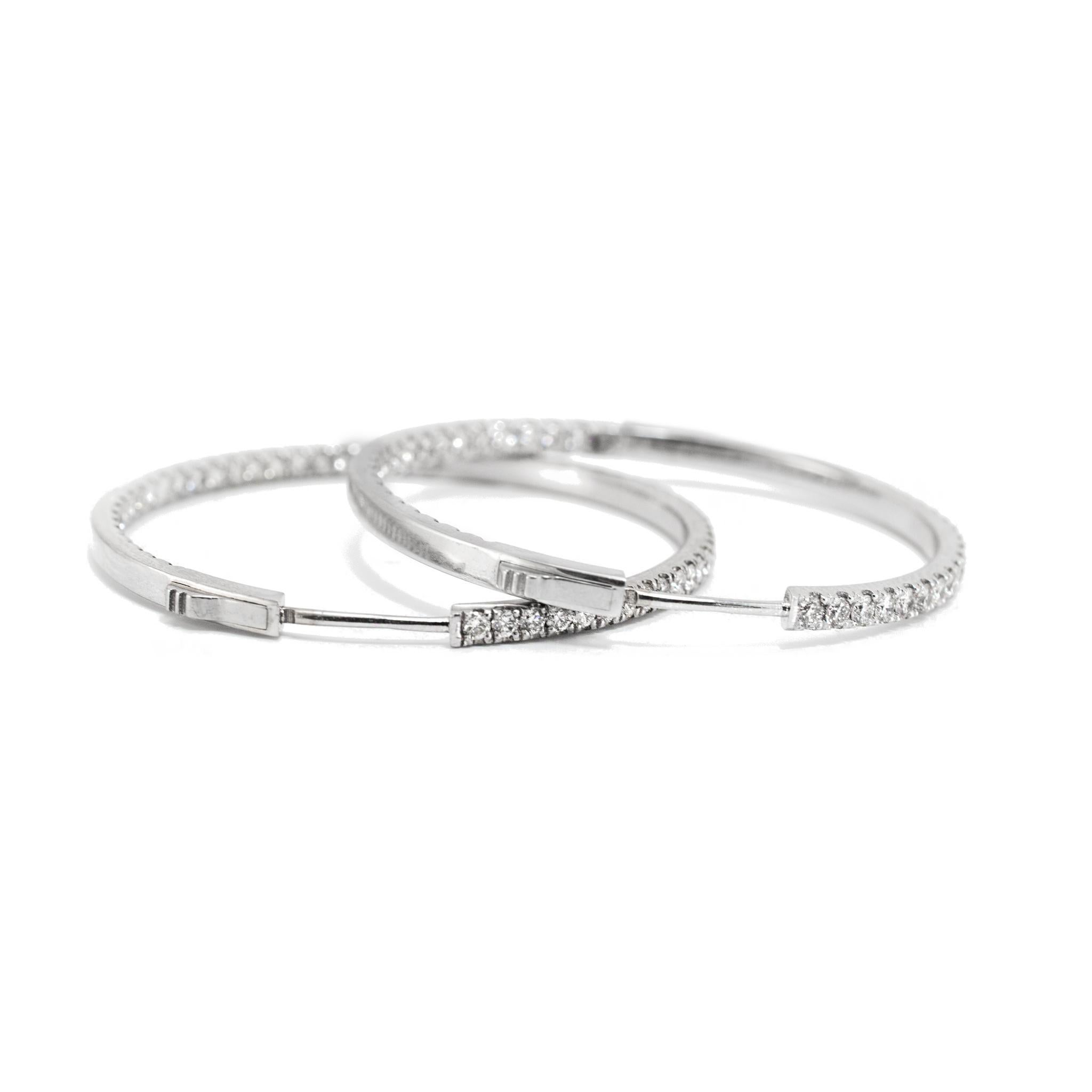 Taille ronde Ladies Inside Out 3.56ct Pave Diamond Hoop Earrings en or blanc 14K en vente