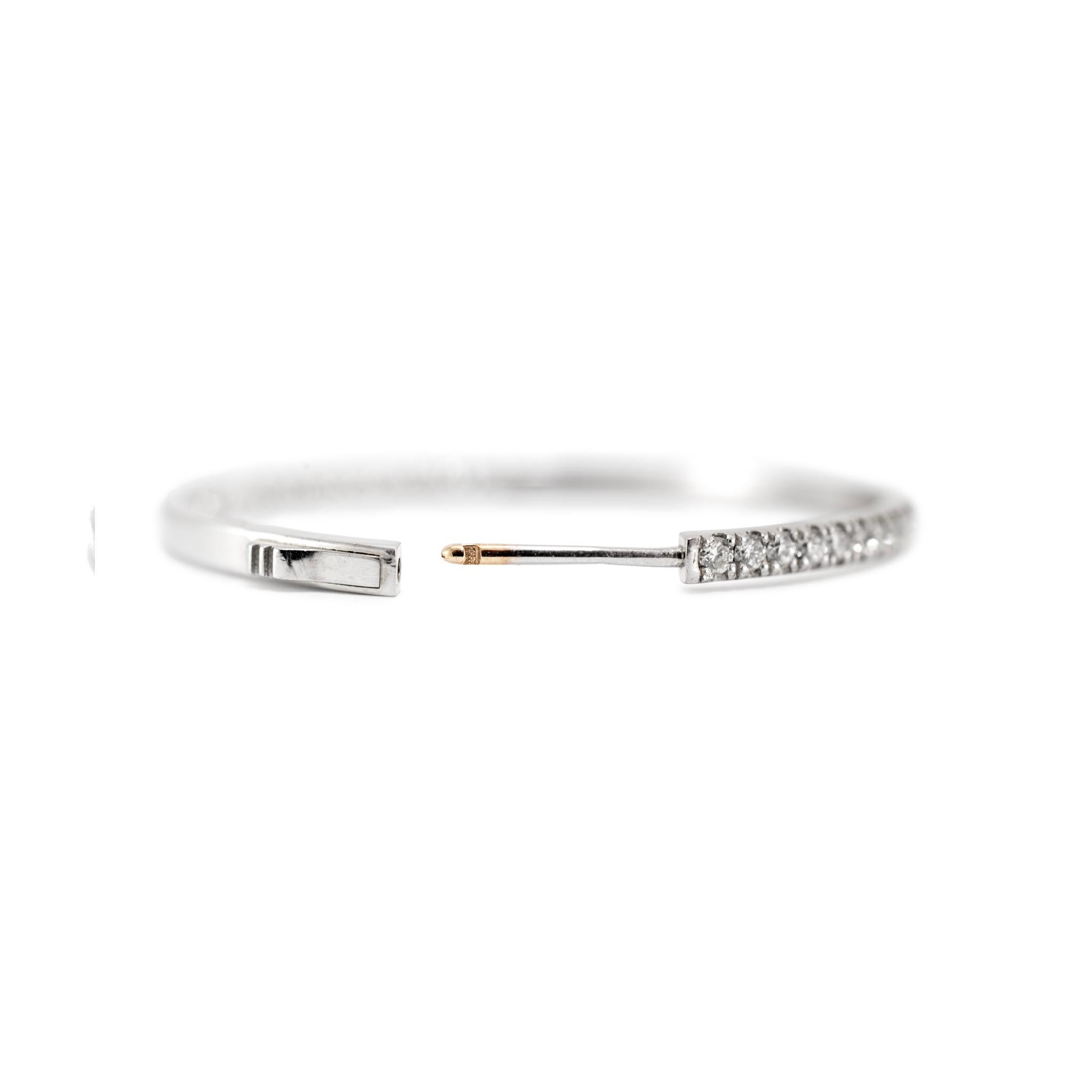 Ladies Inside Out 3.56ct Pave Diamond Hoop Earrings en or blanc 14K Excellent état - En vente à Houston, TX