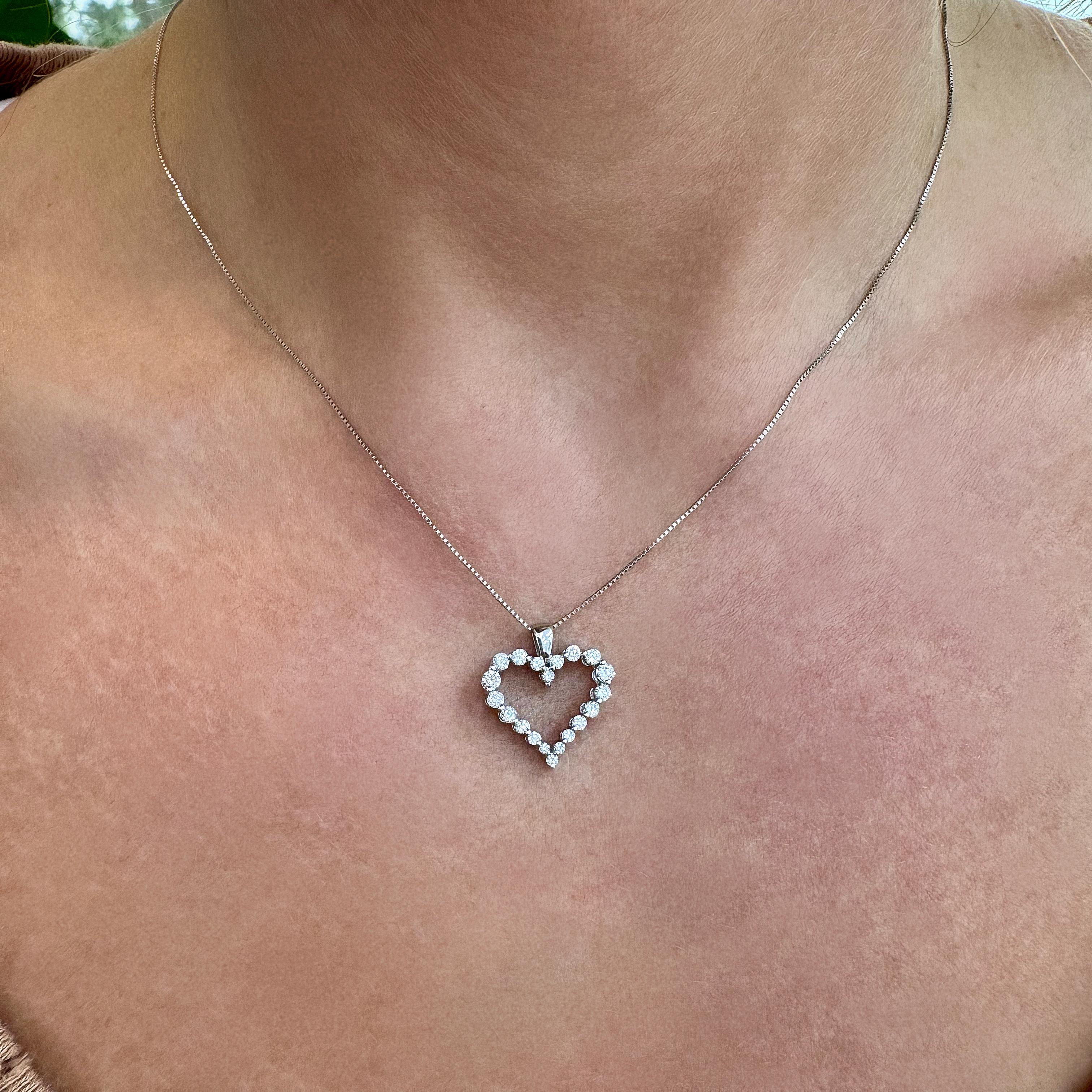 Collier à pendentifs en or blanc 14K avec diamants en forme de coeur ouvert pour dames en vente 1