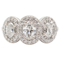 Bague de fiançailles pour femmes en or blanc 14 carats avec halo ovale, diamant rond et trois pierres