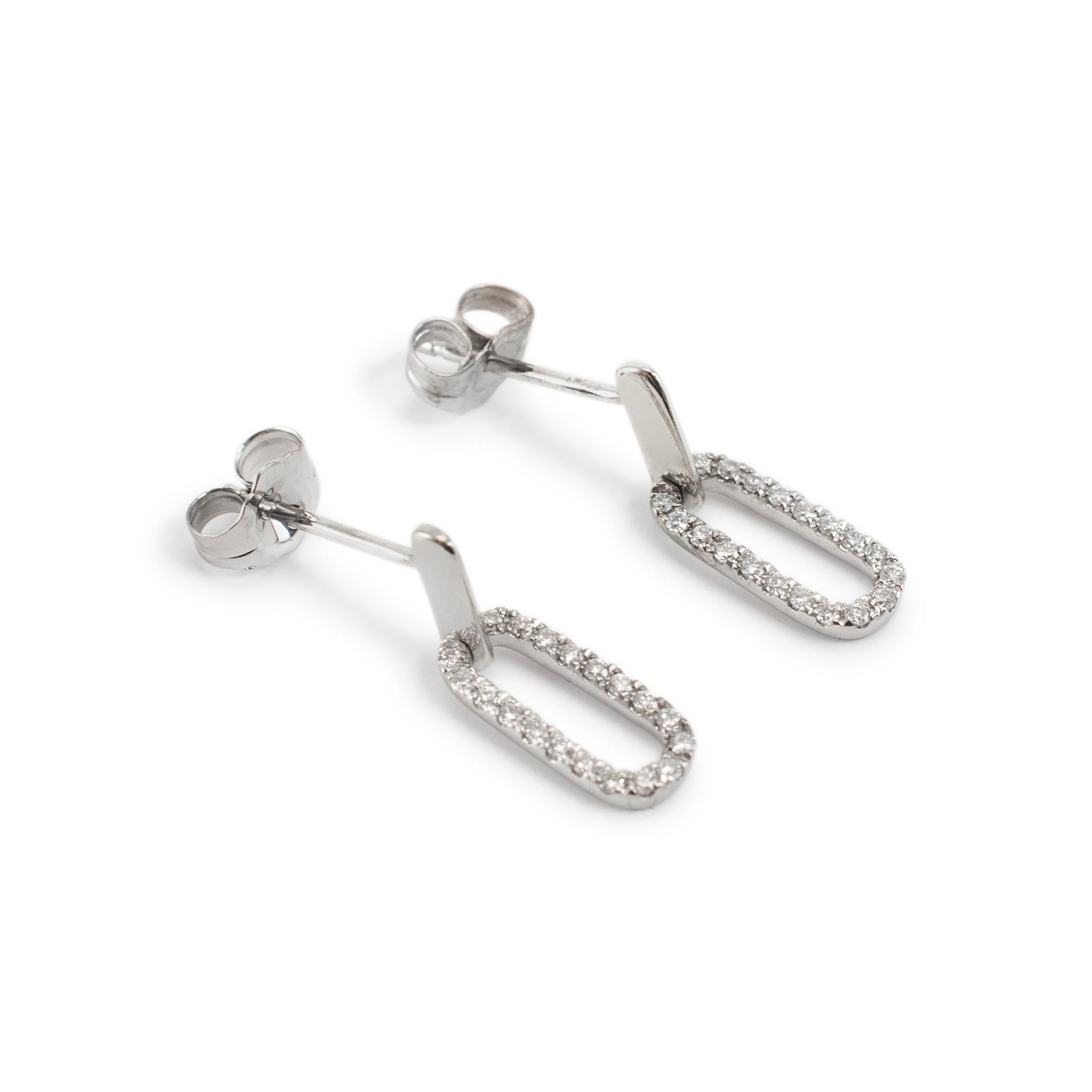 Genere: Donna

Tipo di metallo: oro bianco 14K

Lunghezza: 0.50 pollici

Larghezza: 5,00 mm

Peso: 1.29 grammi

Orecchini a goccia con diamanti in oro bianco 14K con chiusura a pressione. Il metallo è stato testato ed è risultato essere oro bianco