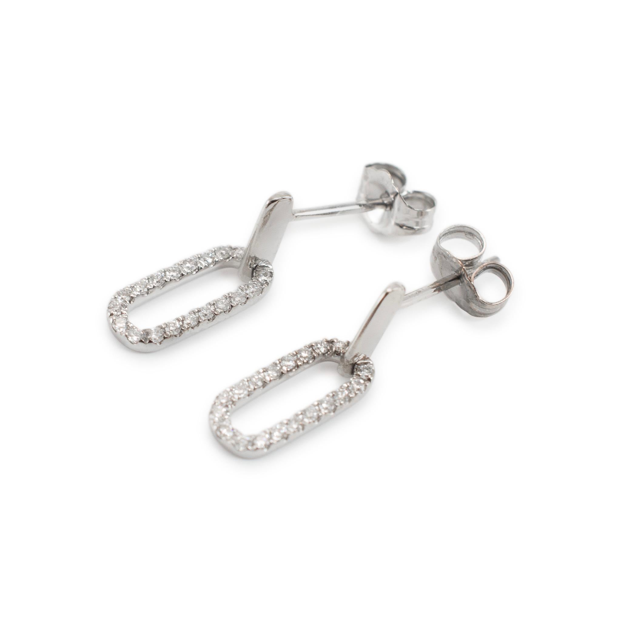 Taglio rotondo Orecchini da donna in oro bianco 14K con clip di carta ovale e diamanti in pavé in vendita