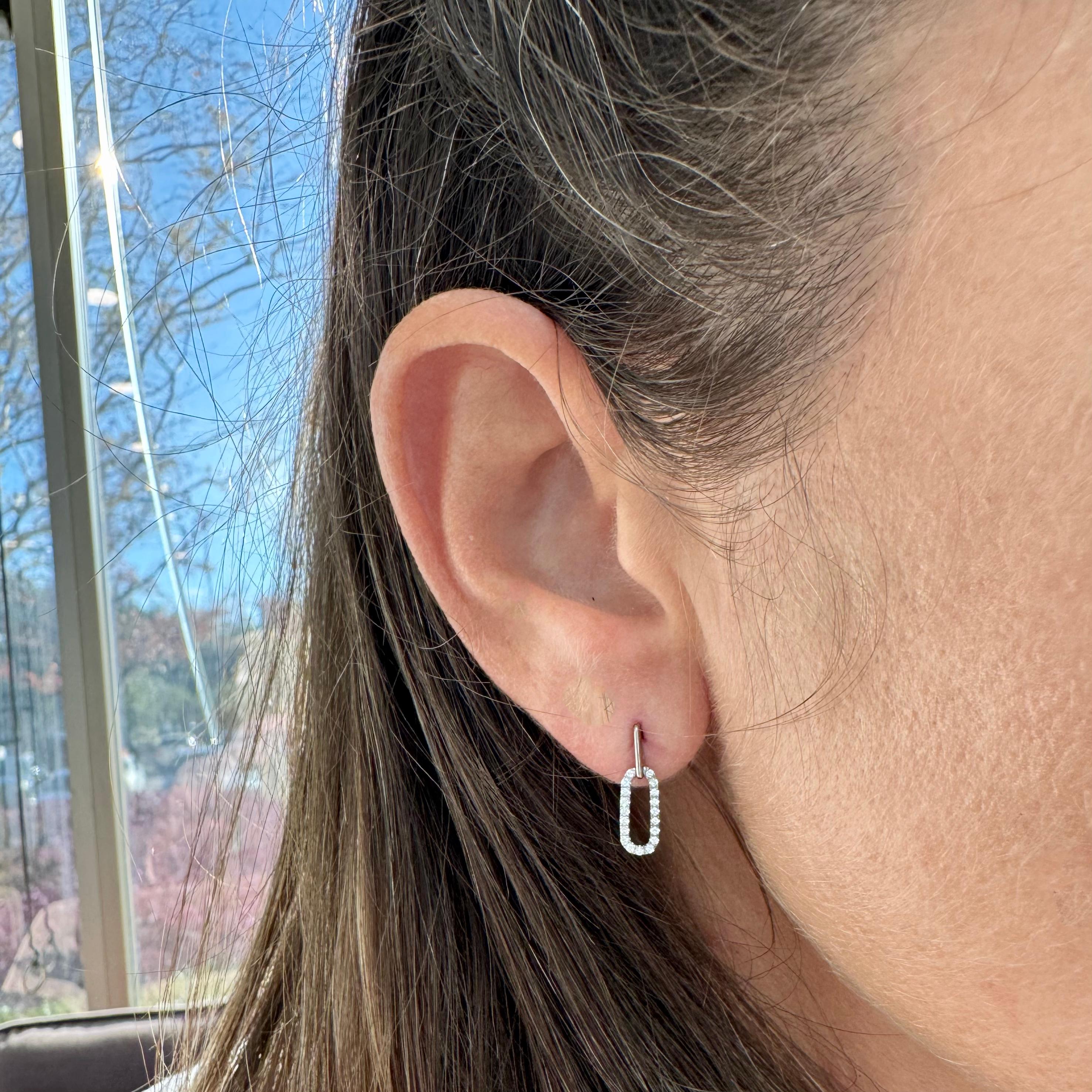 Donna Orecchini da donna in oro bianco 14K con clip di carta ovale e diamanti in pavé in vendita
