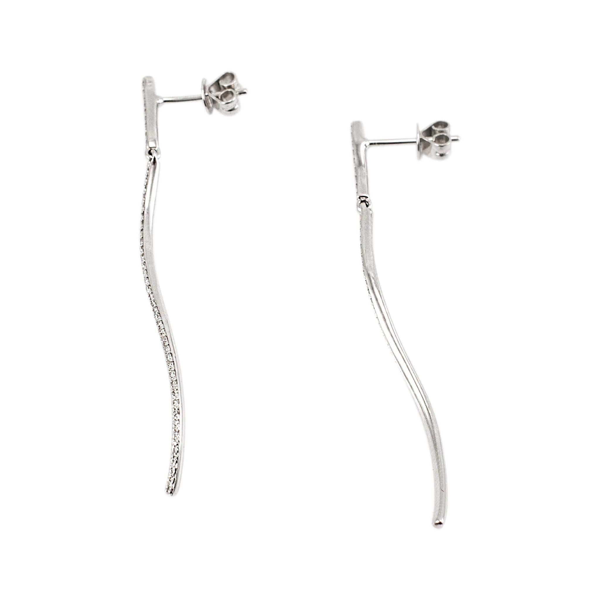Geschlecht: Damen

Metall Typ: 14K Weißgold

L�änge: 2,00 Zoll

Breite: 1,30 mm

Gewicht: 2.88 Gramm

Diamanttropfenohrringe aus 14 Karat Weißgold mit Druckknopfverschluss. Das Metall wurde getestet und es wurde festgestellt, dass es sich um 14 Karat