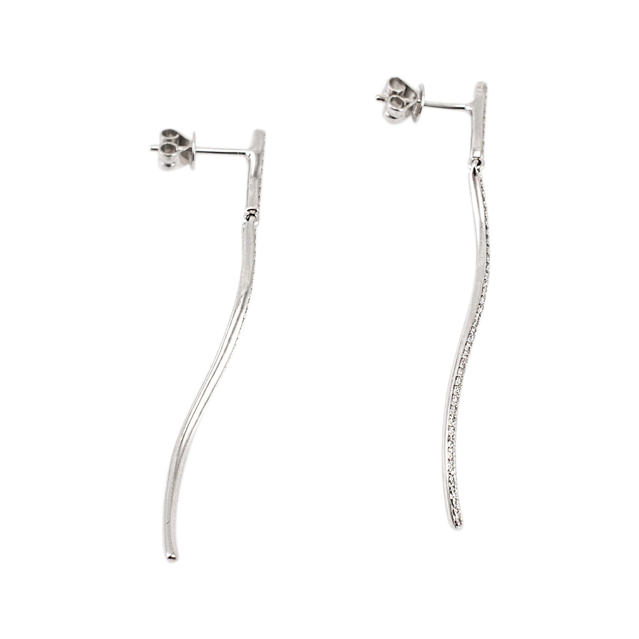 Damen 14K Weißgold Pavé-Diamant-Tropfen-Ohrringe mit gebogenem Stick (Einfacher Schliff)