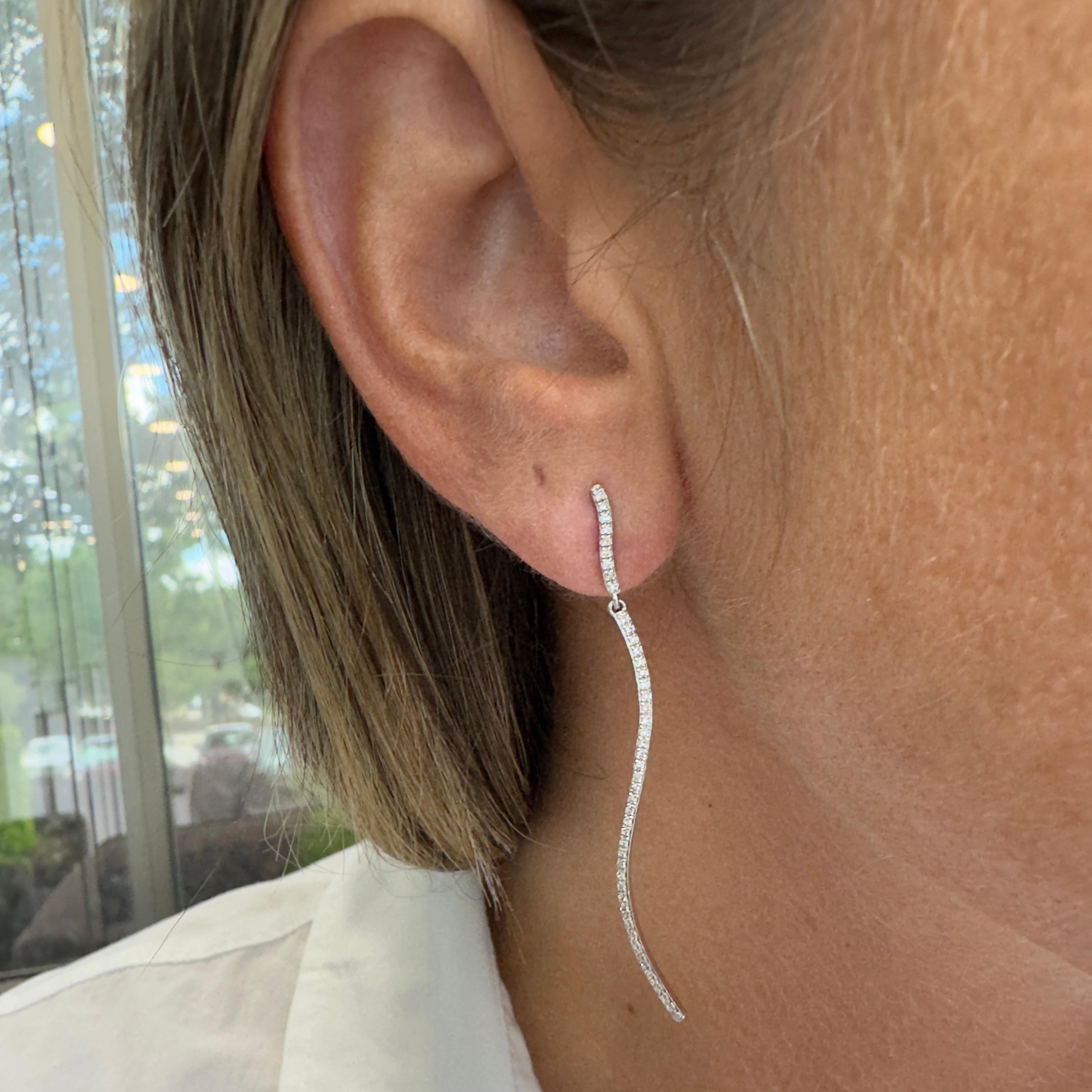 Damen 14K Weißgold Pavé-Diamant-Tropfen-Ohrringe mit gebogenem Stick 2