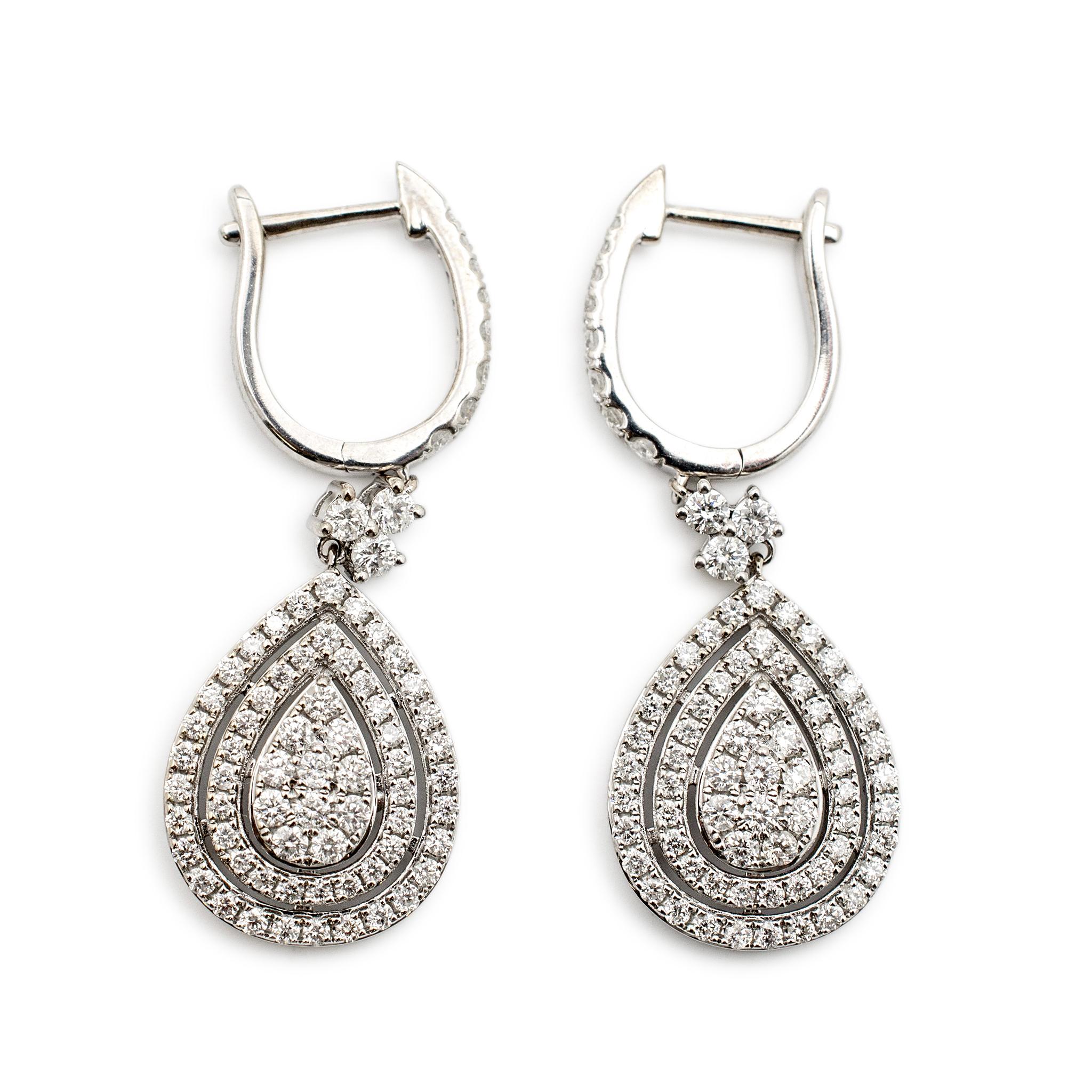 Taille ronde Boucles d'oreilles pendantes en or blanc 14K pour dames avec diamants en forme de poire et grappes en vente