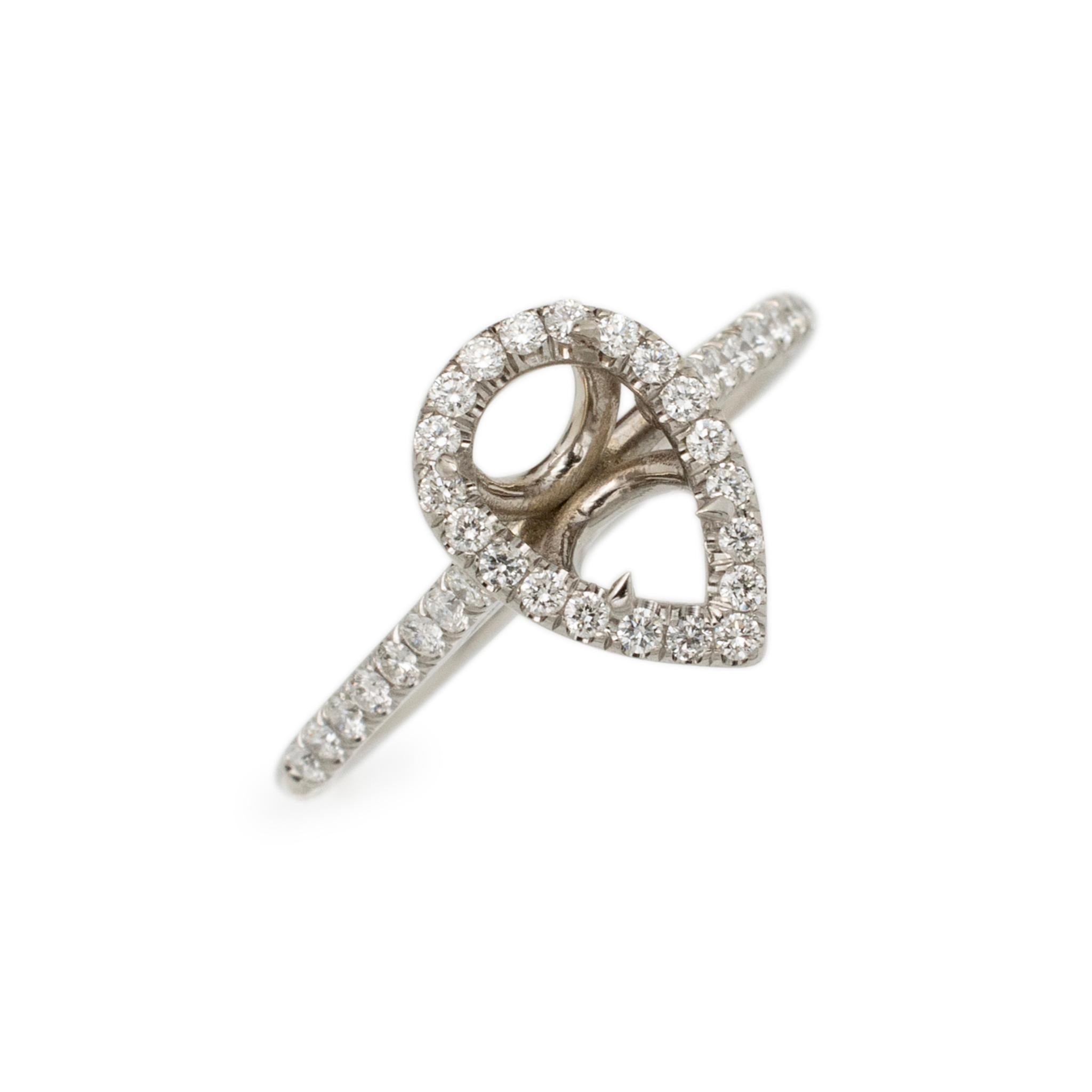Geschlecht: Damen

Metall Typ: 14K Weißgold

Größe: 7

Maximale Breite des Schaftes: 1.65 mm

Kopf Messung: 11.75mm x 8.40mm

Gewicht: 2,60 Gramm

Damen 14K Weißgold Diamant Verlobung Halo Semi-Mount-Ring mit einem halben runden Schenkel. Graviert