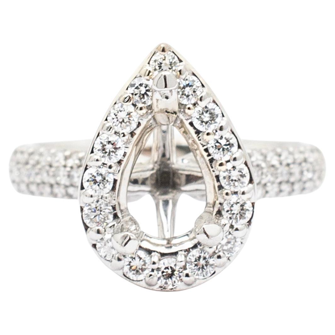 Bague de fiançailles pour dames en or blanc 14K avec halo en forme de poire et diamant en demi-monture en vente