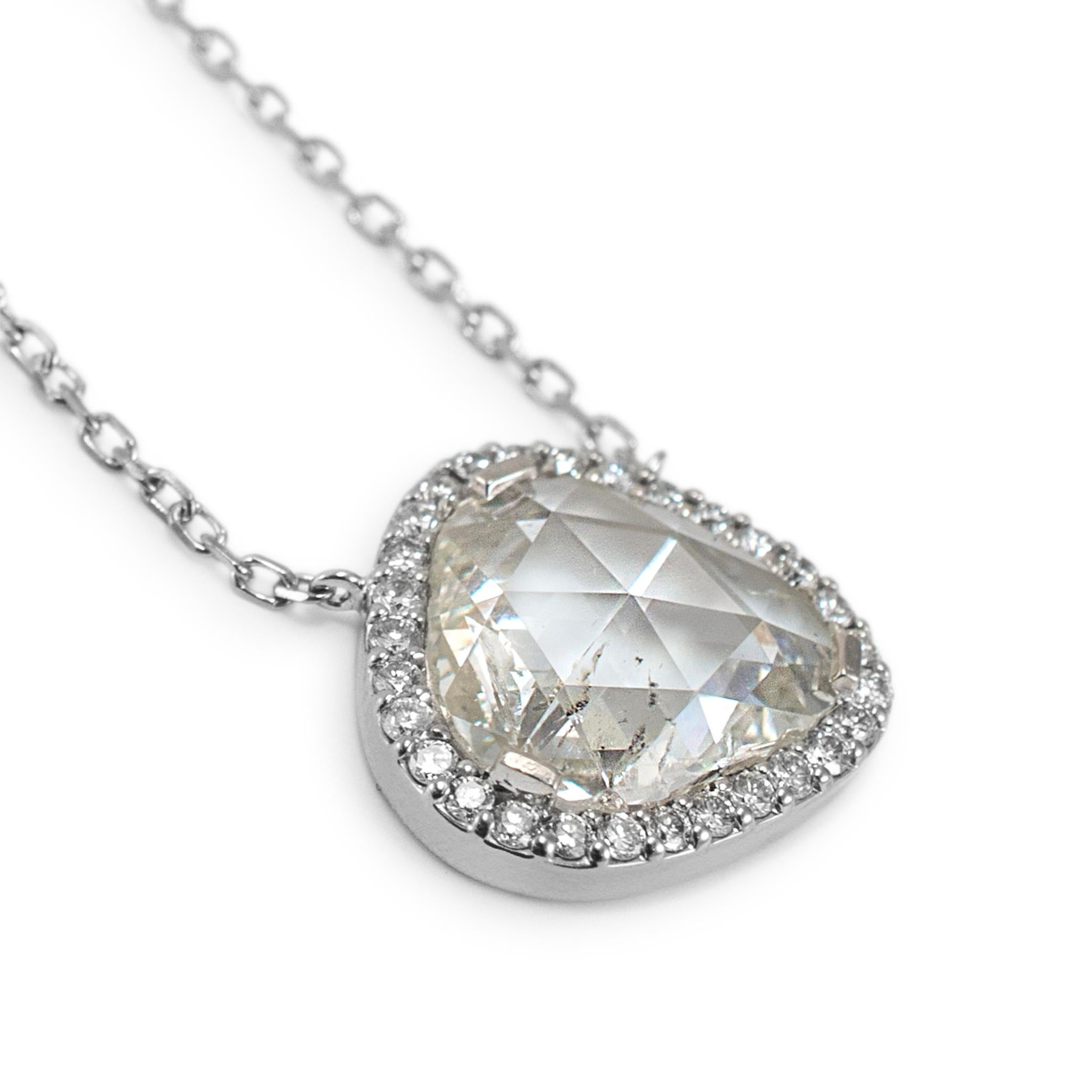 Taglio a rosa Collana con ciondolo con diamante rotondo a forma di aureola in oro bianco 14K da donna in vendita