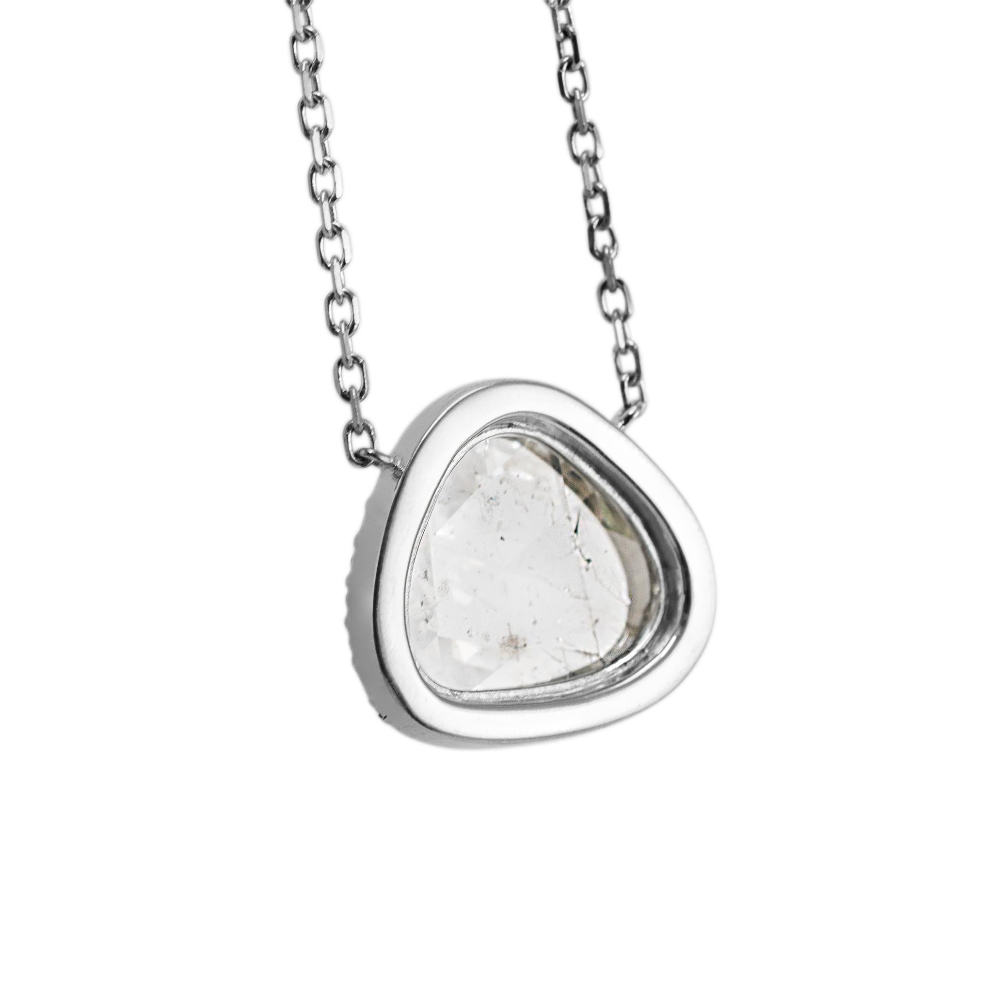 Donna Collana con ciondolo con diamante rotondo a forma di aureola in oro bianco 14K da donna in vendita