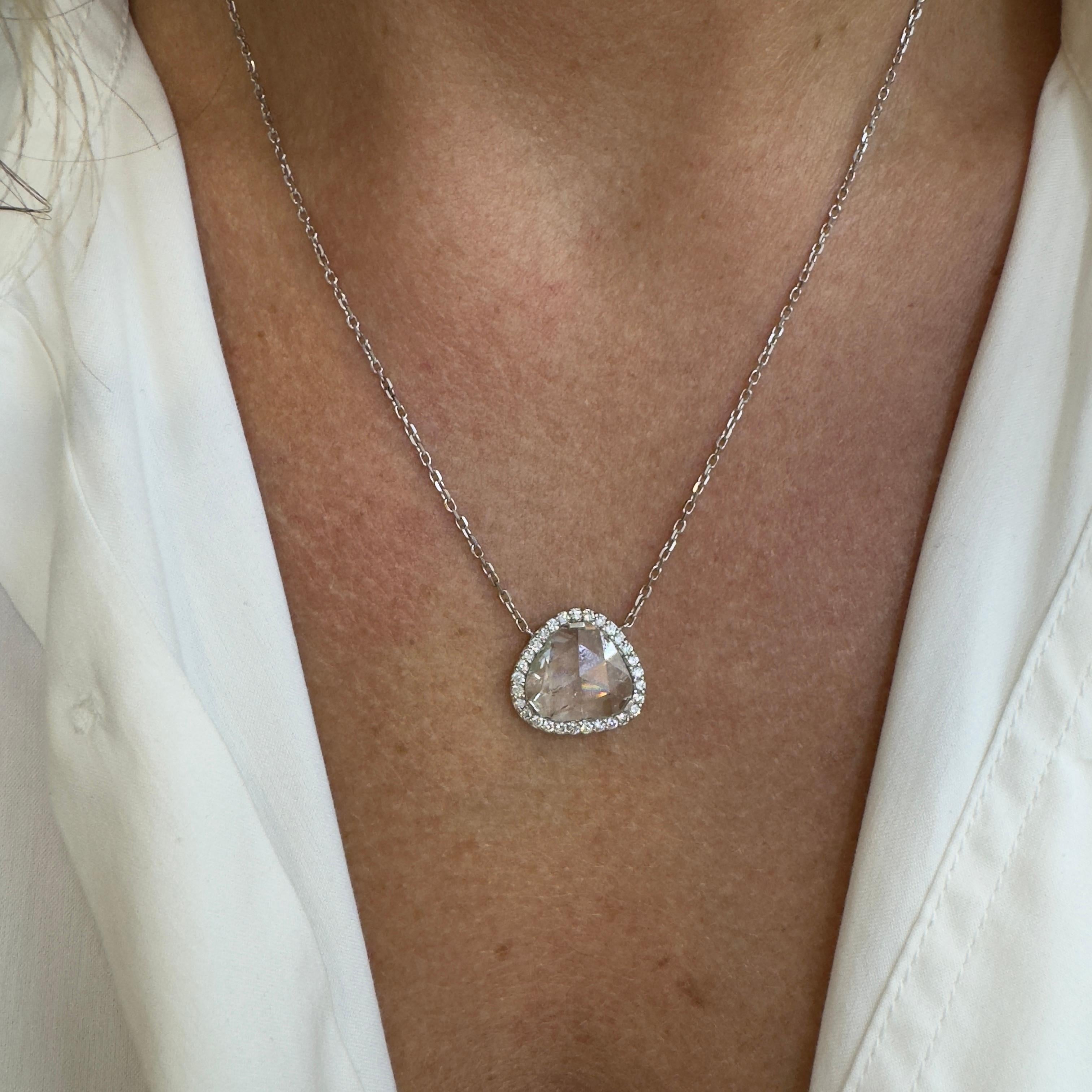 Collana con ciondolo con diamante rotondo a forma di aureola in oro bianco 14K da donna in vendita 1