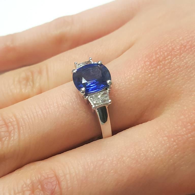 Ladies 14 Karat White Gold Sapphire and Diamonds Ring In New Condition For Sale In New York, NY
