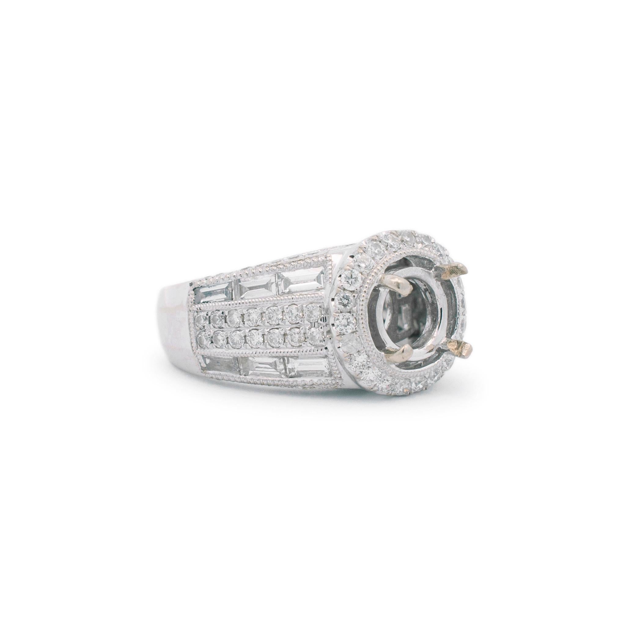 Taille ronde Bague de fiançailles pour dames en or blanc 14K avec halo de diamants en demi-monture en vente