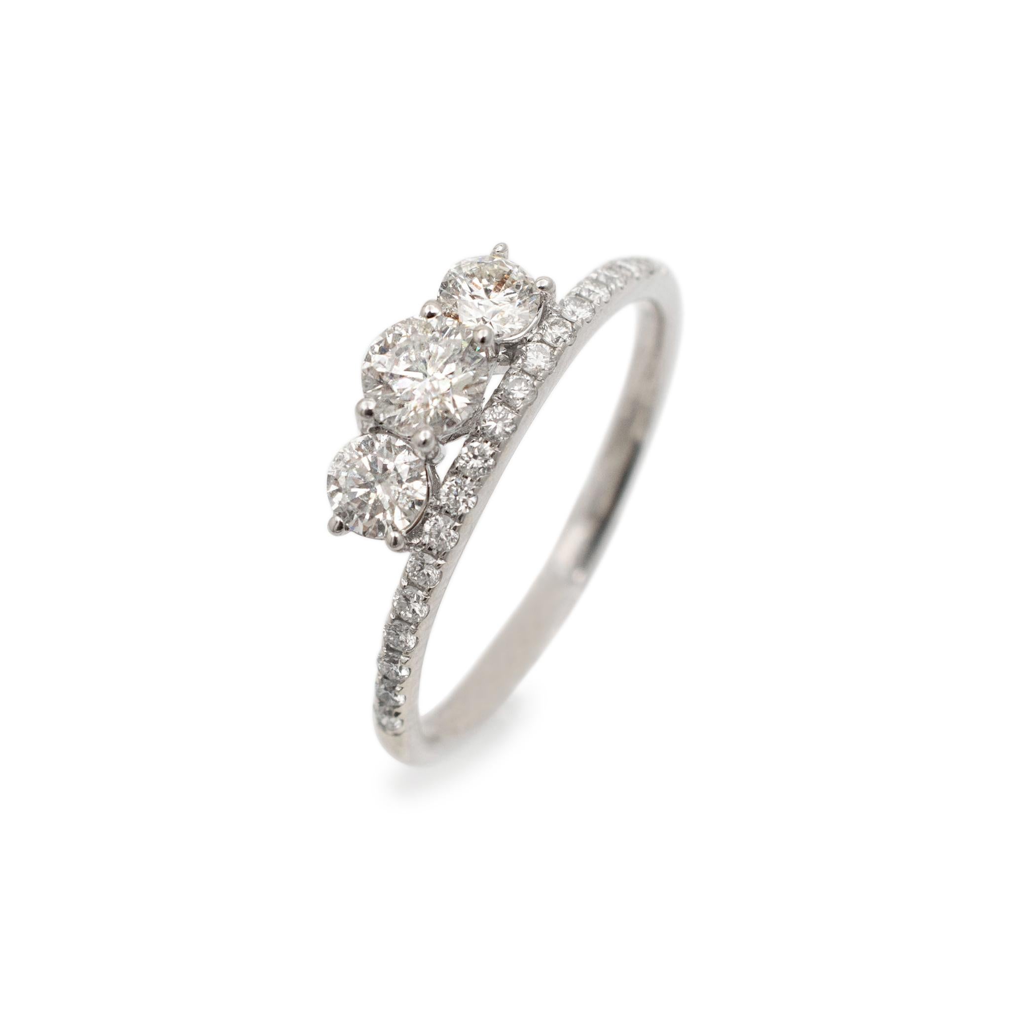 Geschlecht: Damen

Metall Typ: 14K Weißgold

Größe: 9

Maximale Breite des Schaftes: 2,05 mm 

Gewicht: 2.36 Gramm

Damen 14K Weißgold drei Stein Diamant Verlobung drei Stein Ring mit einem halben runden Schaft. 
Aus Vorbesitz in ausgezeichnetem