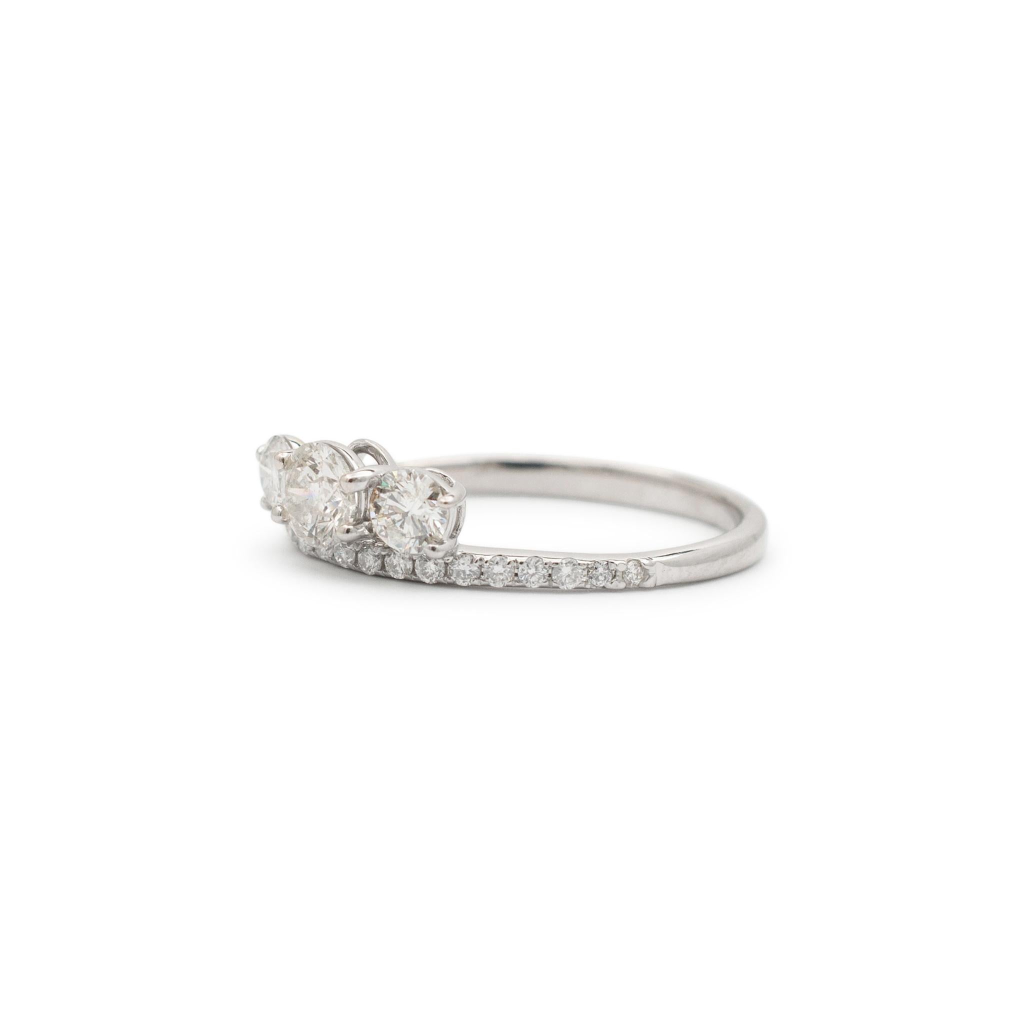 14 Karat Weißgold Verlobungsring mit drei Steinen und Diamanten (Rundschliff)