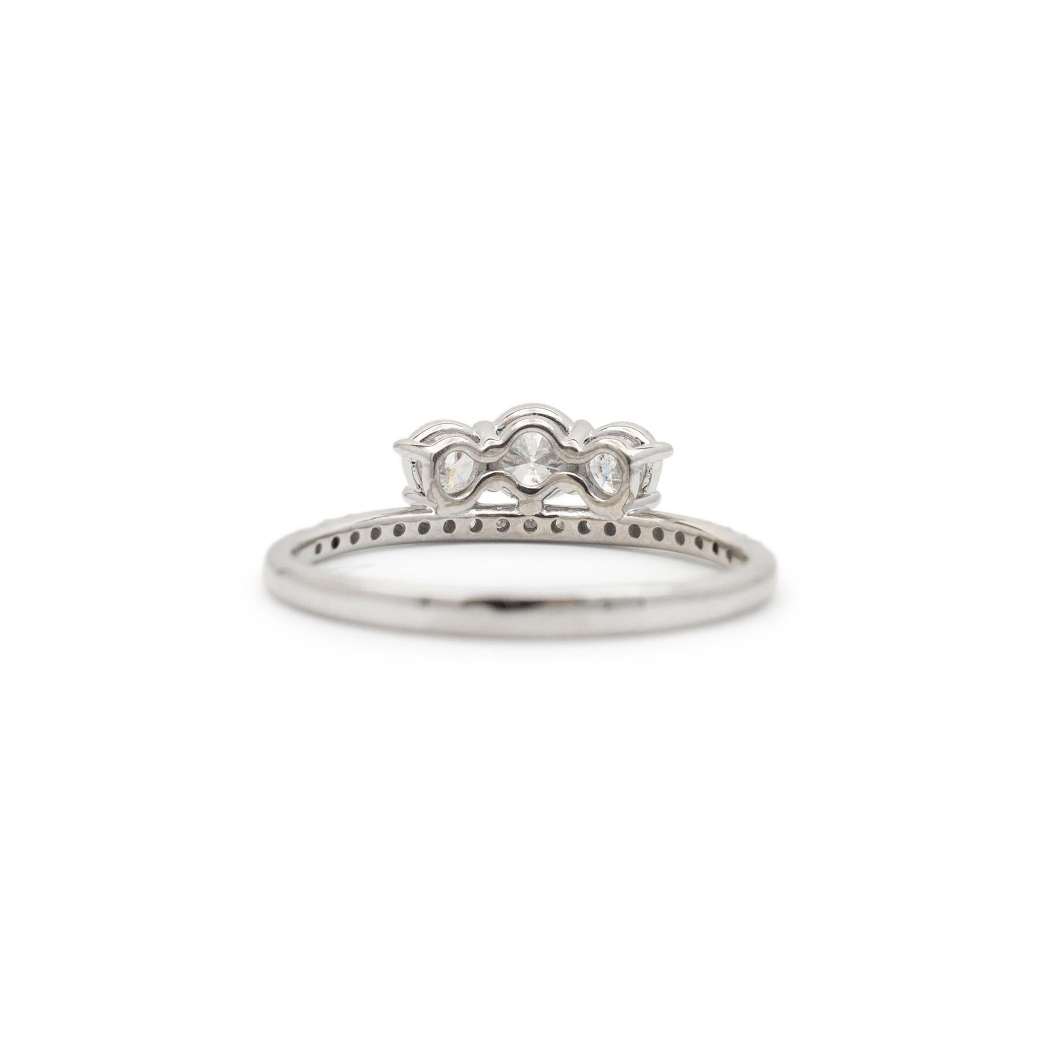 14 Karat Weißgold Verlobungsring mit drei Steinen und Diamanten Damen