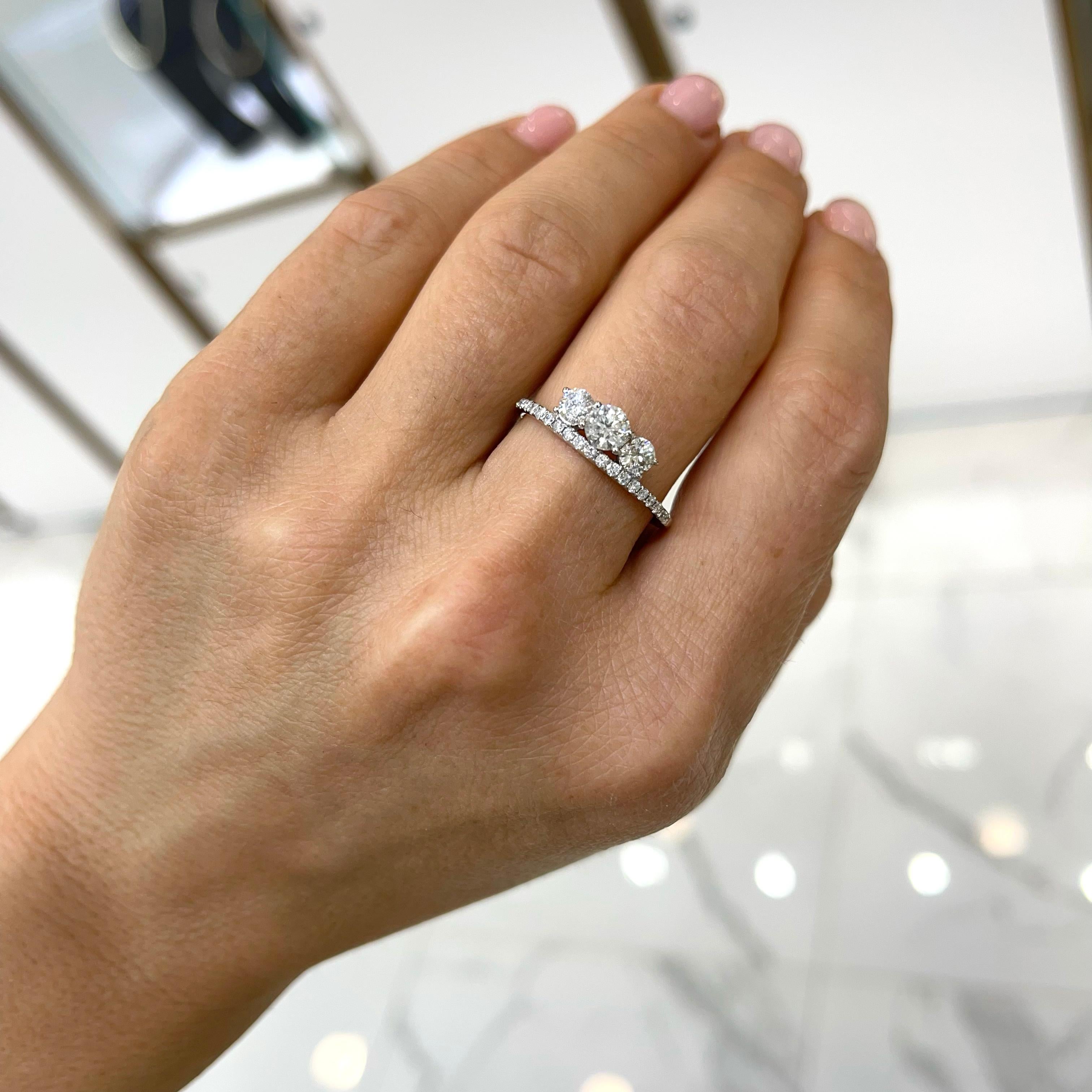 14 Karat Weißgold Verlobungsring mit drei Steinen und Diamanten 1