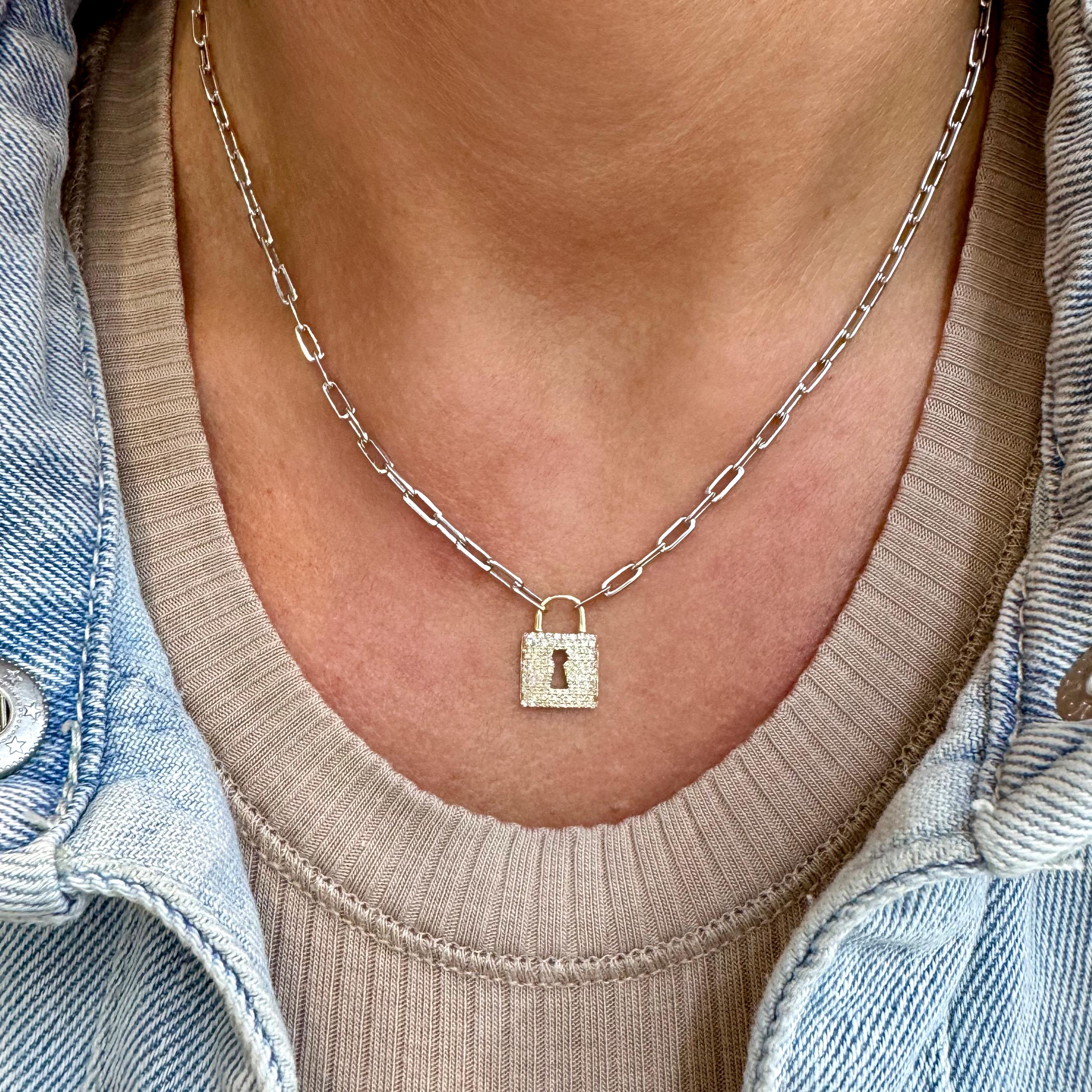 Collier pendentif médaillon en or blanc et jaune 14 carats avec diamants pavés pour femmes en vente 1