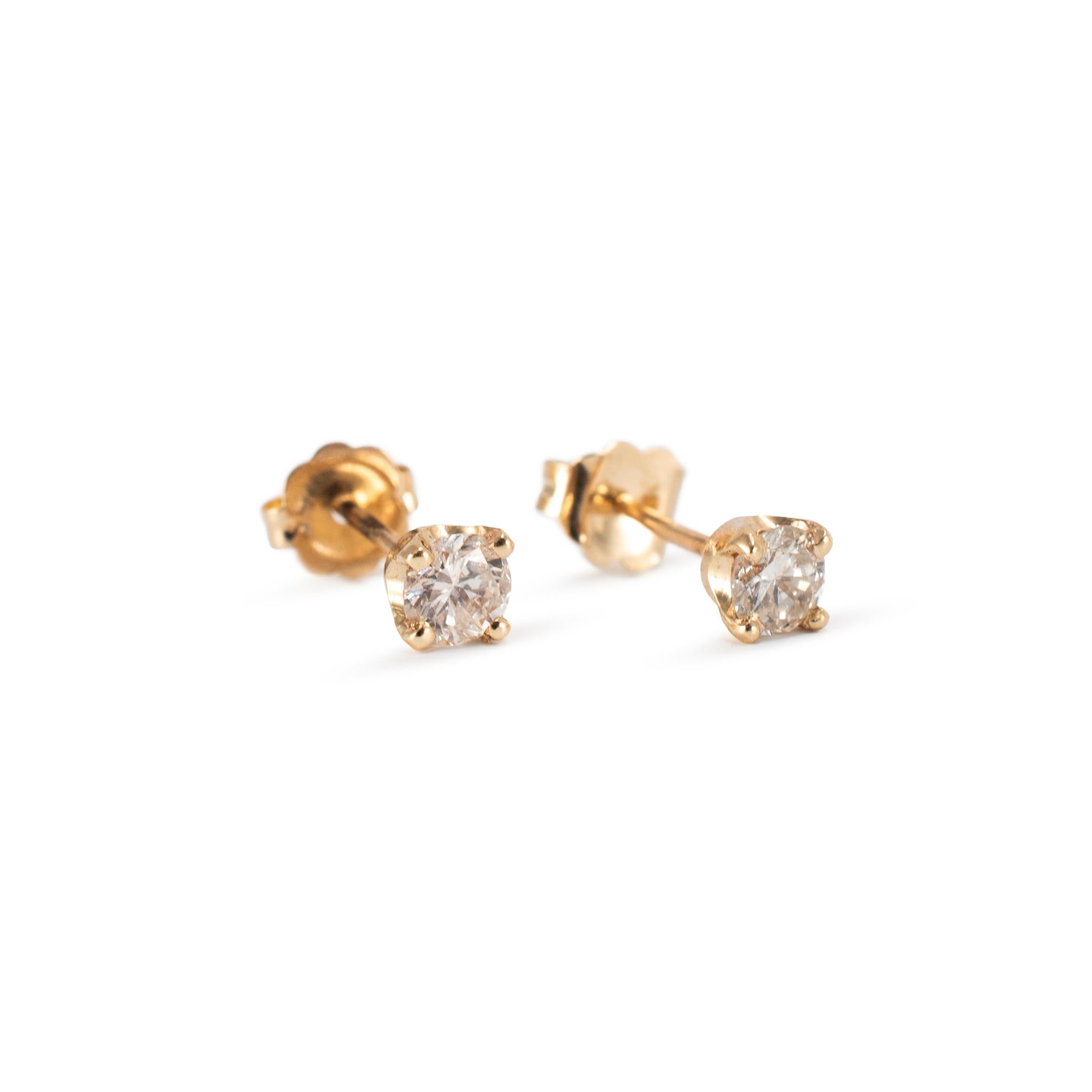 Genere: Donna

Tipo di metallo: Oro giallo 14 carati

Lunghezza: 0.25 pollici

Diametro: 3,70 mm

Peso: 0,66 grammi

Un paio di orecchini da donna in oro giallo 14K lucido, con diamanti e chiusura a pressione. Inciso con 