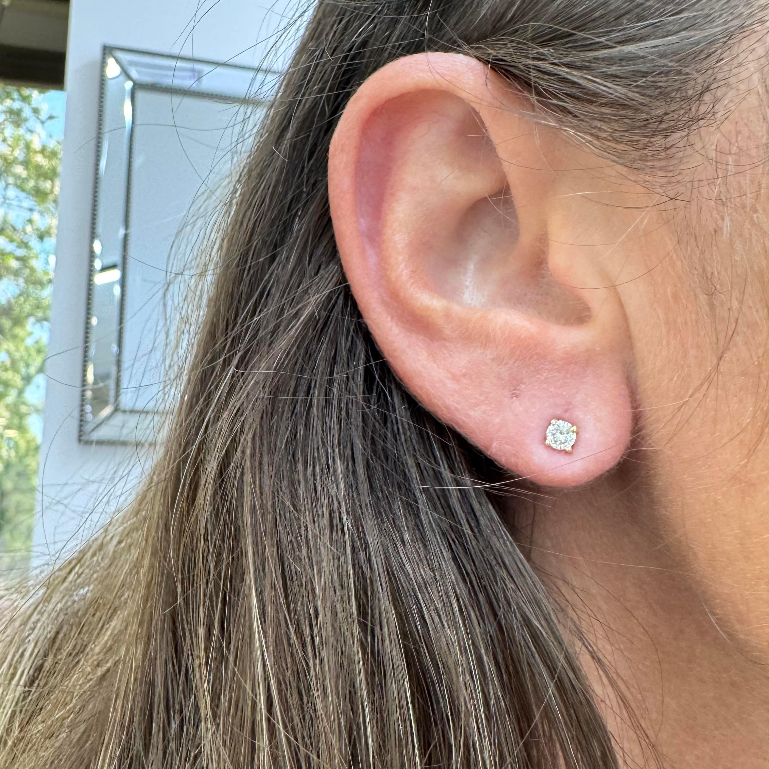 Orecchini da donna in oro giallo 14K con diamante da 0,40 ct. in vendita 3