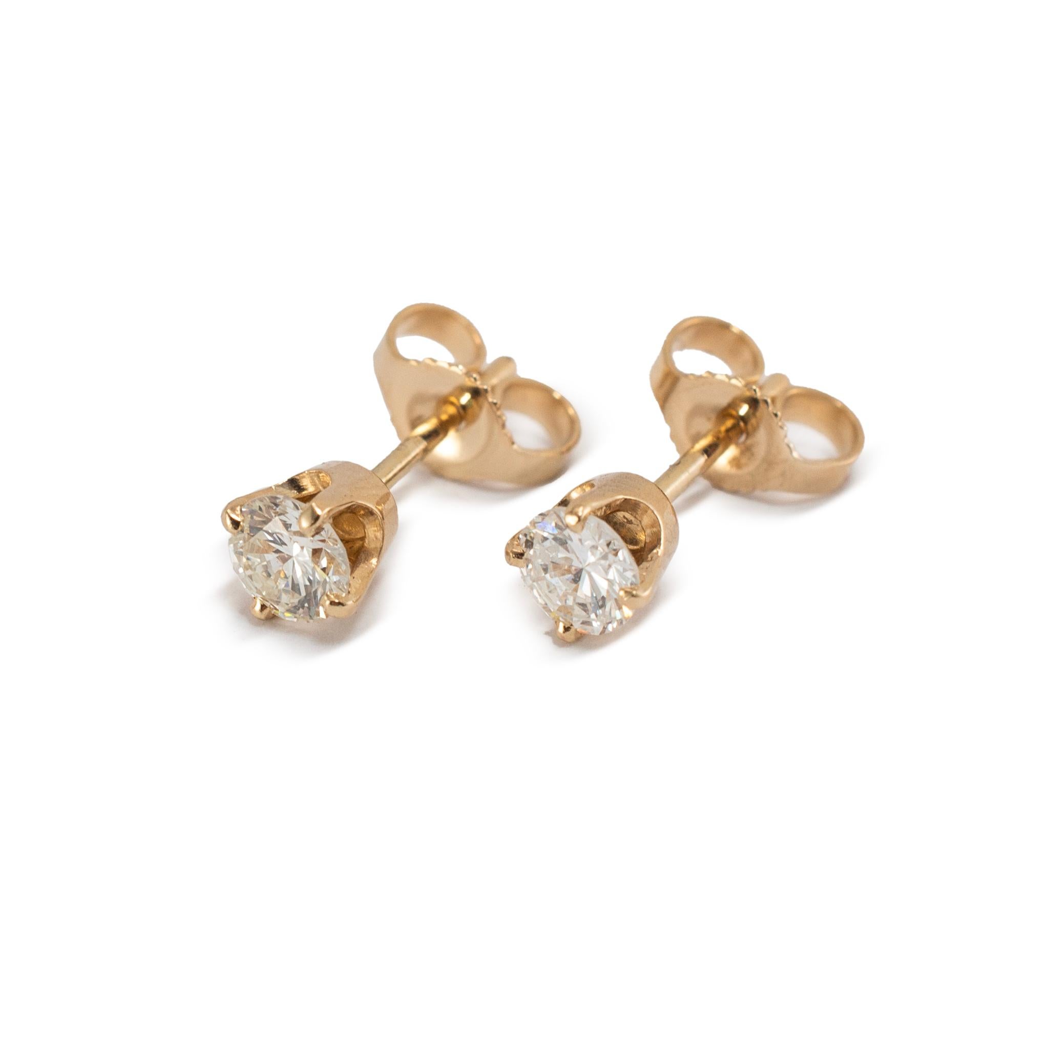 Genere: Donna

Tipo di metallo: Oro giallo 14 carati

Lunghezza: 0.25 pollici

Diametro: 4,20 mm

Peso: 0,66 grammi

Un paio di orecchini da donna in oro giallo 14K con diamanti e bottoni a pressione, con incisione 