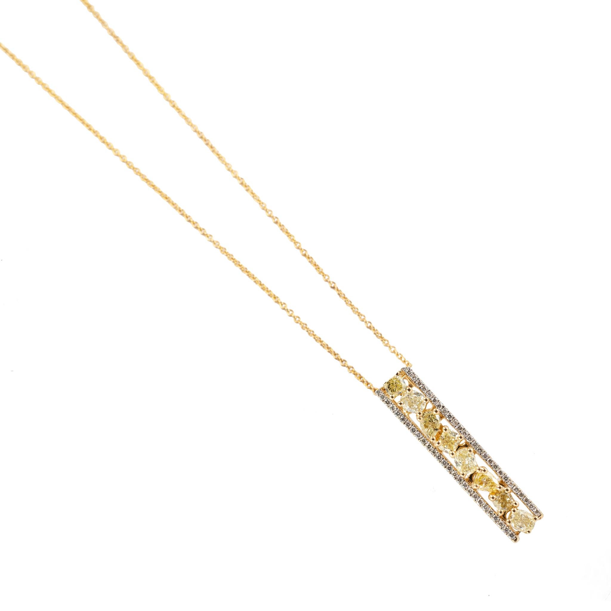Taglio rotondo Collana da donna in oro giallo 14K con diamanti bianchi e gialli a due toni da 1,48 carati in vendita