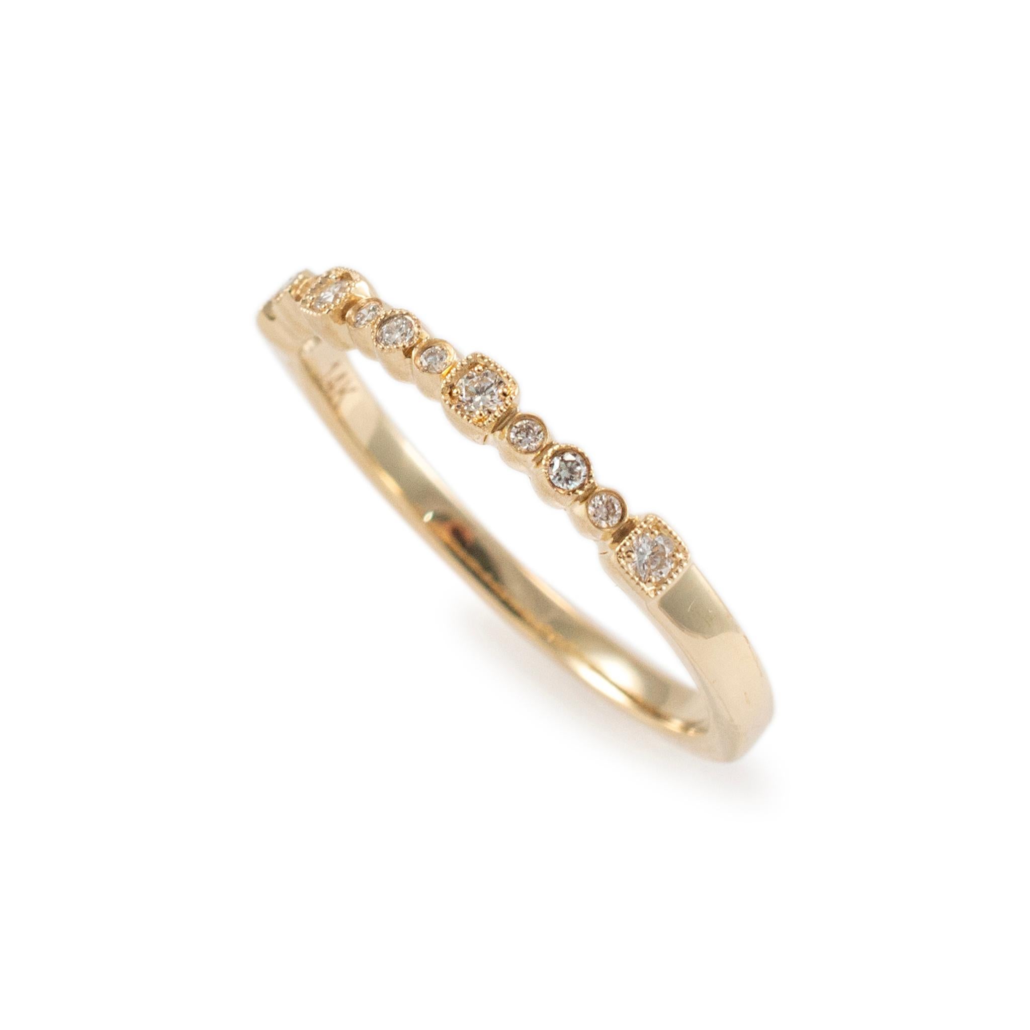 Geschlecht: Damen

Metall Typ: 14K Gelbgold

Grö�ße: 6,5

Breite: 2.20 mm

Gewicht: 1.65 Gramm

Eine Damen maßgeschneiderte polierte 14K Gelbgold Diamant Hochzeit Band mit einem halbrunden Schaft. Das Metall wurde getestet und es wurde festgestellt,
