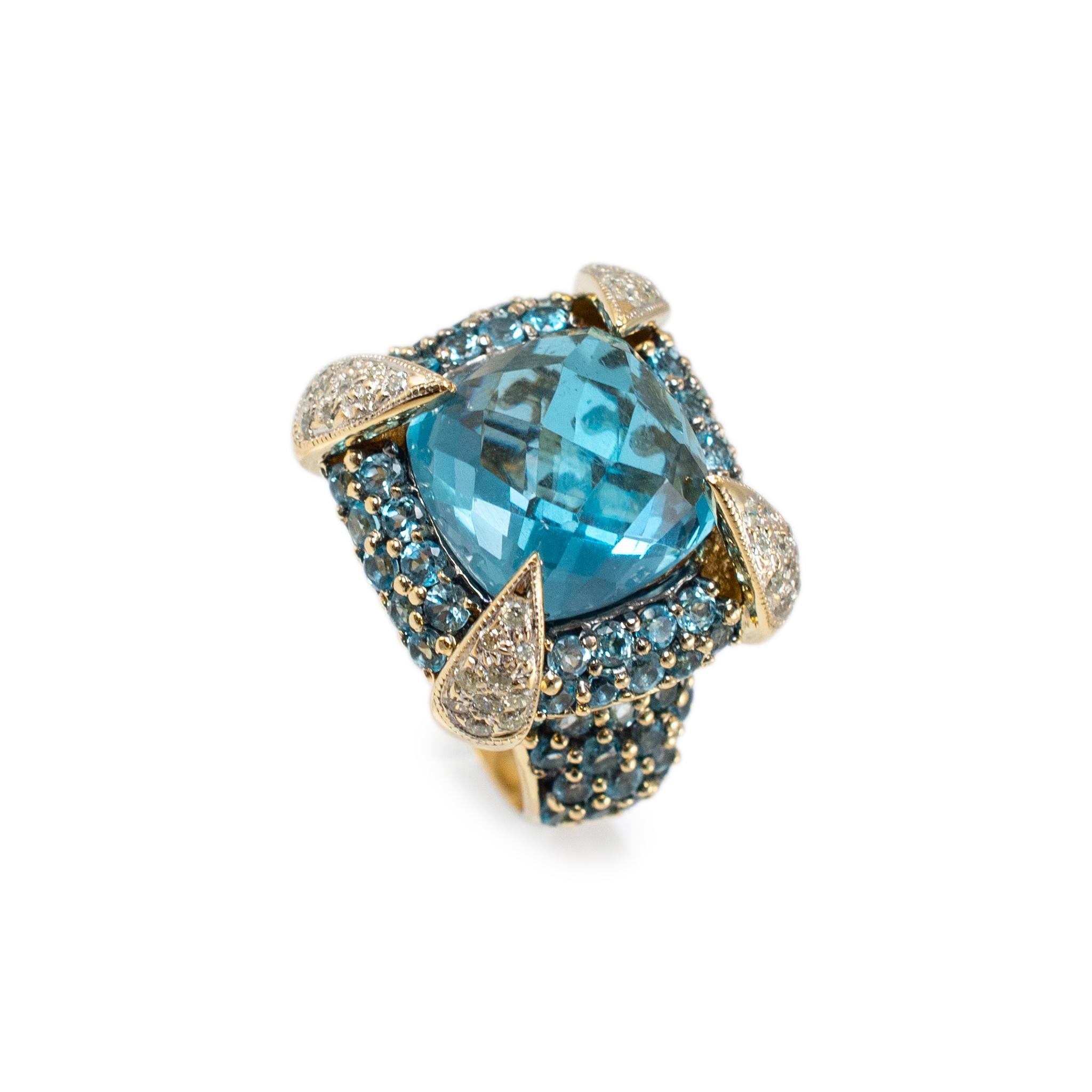 Genere: Donna

Tipo di metallo: Oro giallo 14 carati

Misura dell'anello: 8

Peso: 15,64 grammi

Un anello da donna in oro giallo 14K con diamante e topazio blu a forma di aureola con gambo affusolato. Il metallo è stato testato ed è risultato