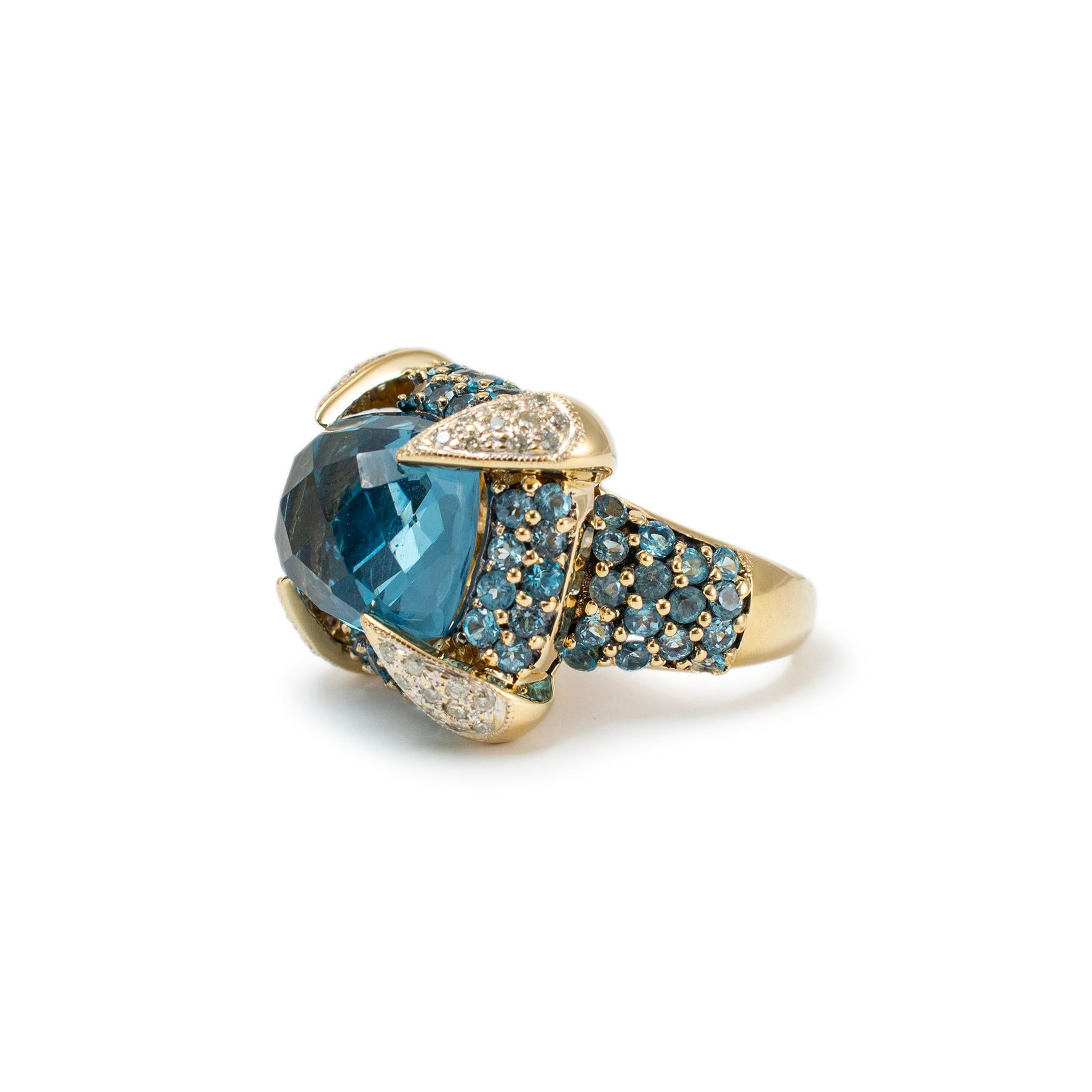 Taglio cuscino Anello da donna in oro giallo 14 carati con aureola di topazio blu e diamanti in pavé in vendita