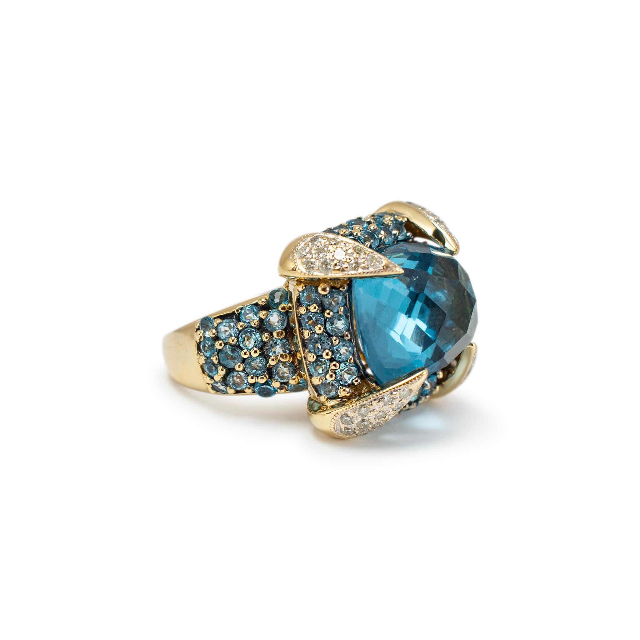 Anello da donna in oro giallo 14 carati con aureola di topazio blu e diamanti in pavé In condizioni ottime in vendita a Houston, TX