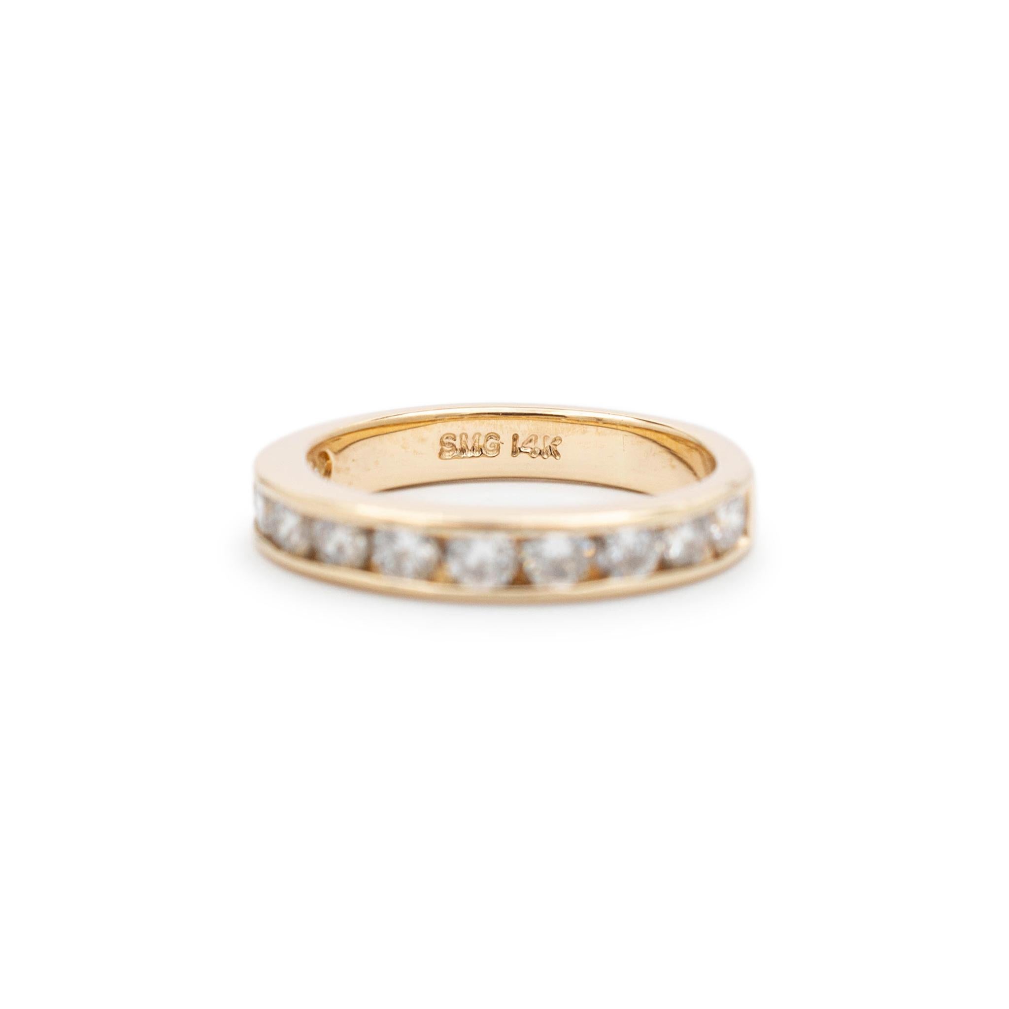 Taille ronde Anneau de mariage en or jaune 14K à diamants Channel pour dames en vente