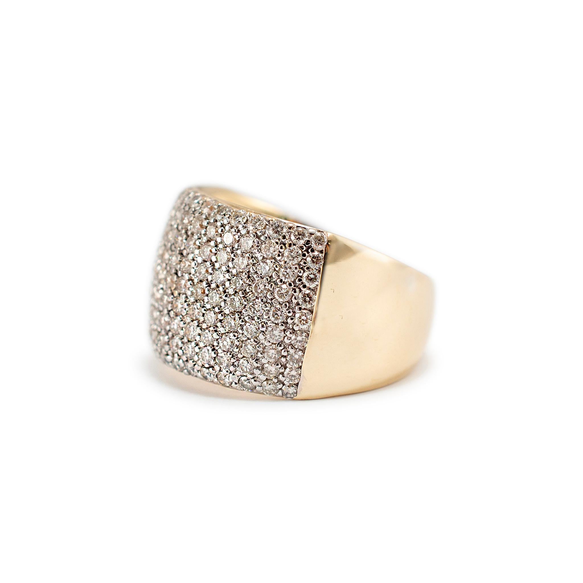 Geschlecht: Damen 

Metall Typ: 14K Gelbgold

Ringgröße: 8.50

Breite: 14,15 mm, verjüngt auf 5,40 mm

Gewicht: 12,48 Gramm 

Diamant-Cocktailring aus 14 Karat Gelbgold für Damen mit halbrundem Schaft. Das Metall wurde getestet und es wurde