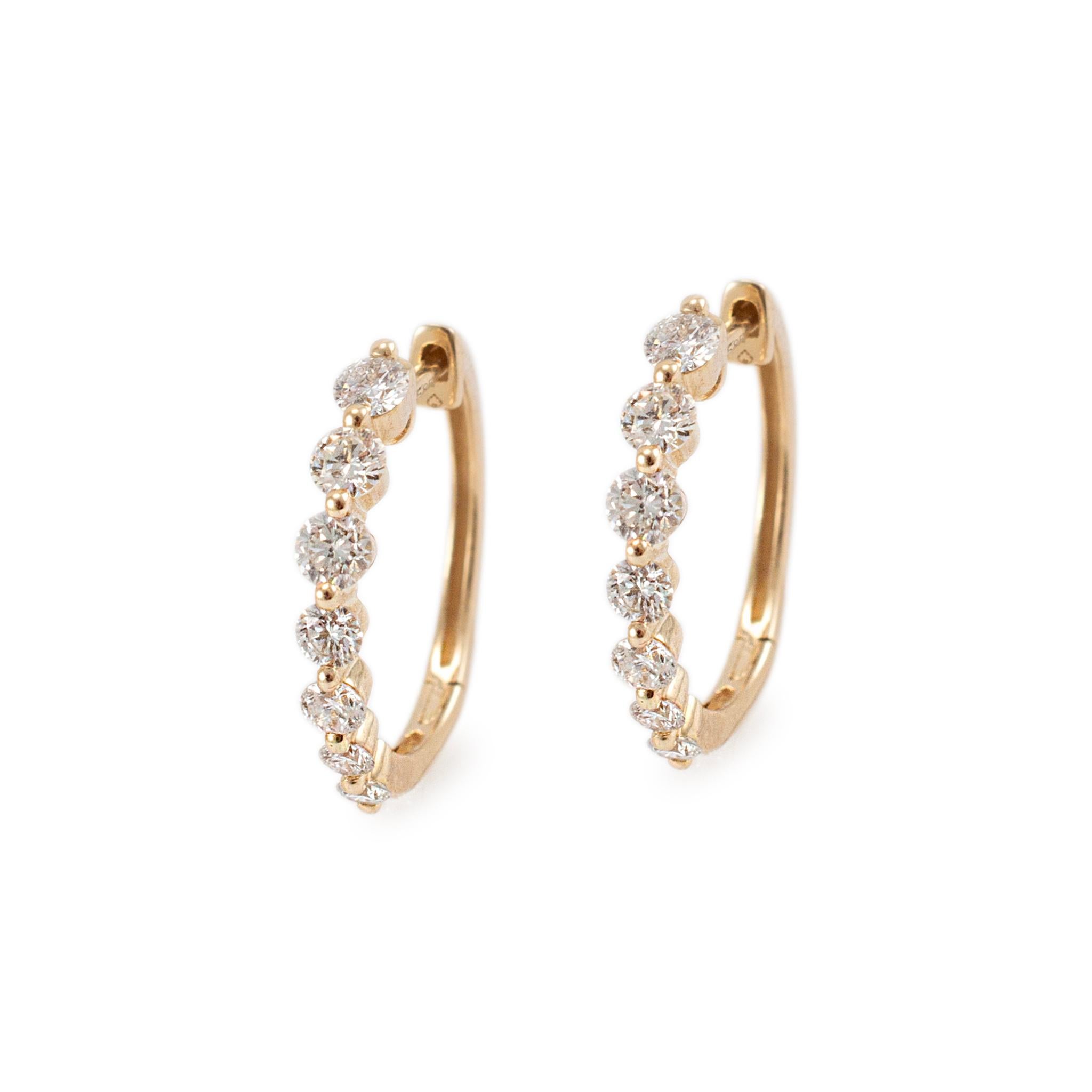 Genre : Mesdames

Type de métal : Or jaune 14K

Diamètre : 0,75 pouces

Poids : 2,61 grammes

Boucles d'oreilles pour dames en or jaune 14K avec diamants et système 
