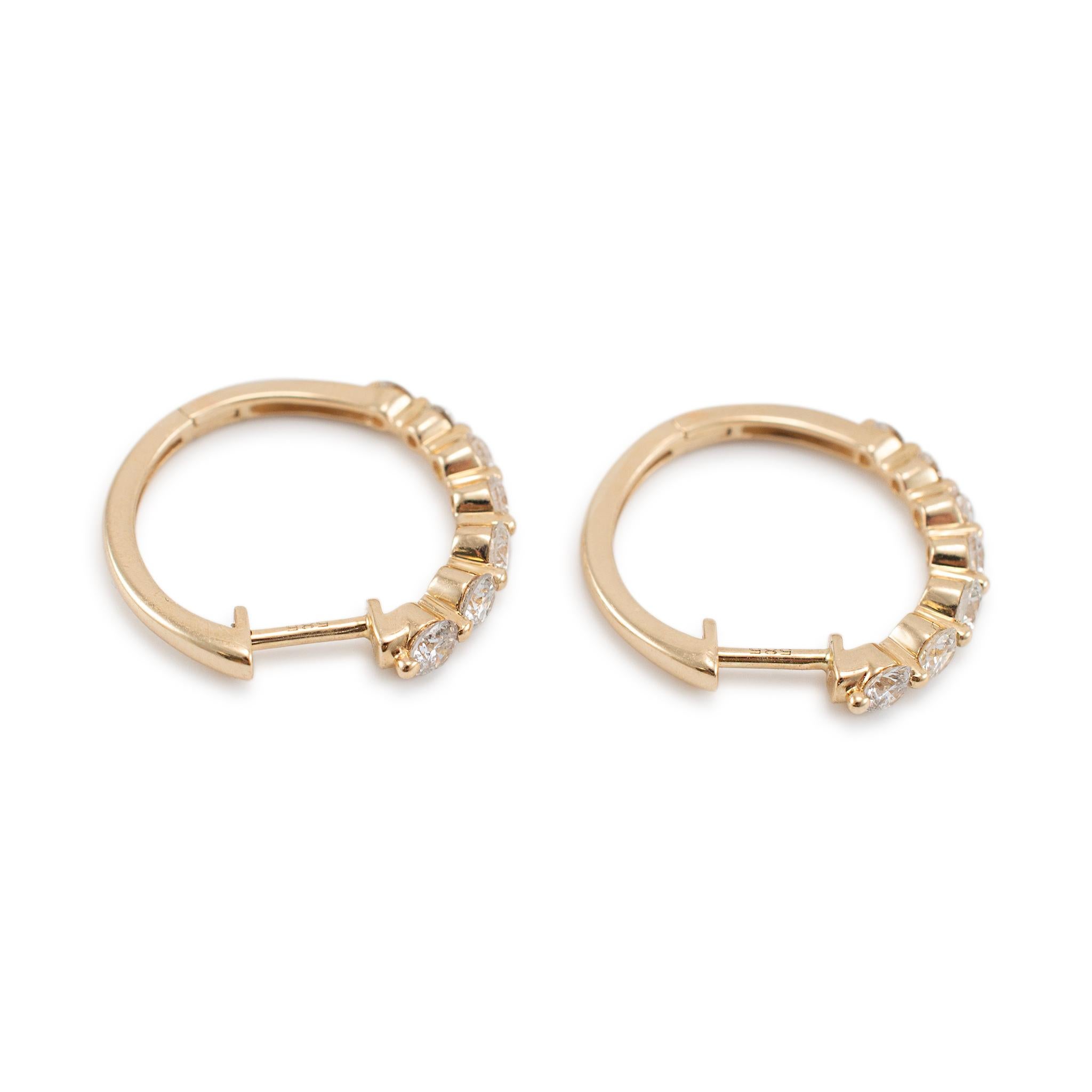 Taille ronde Mini-créoles d'éternité en or jaune 14 carats avec diamants gradués pour femmes en vente