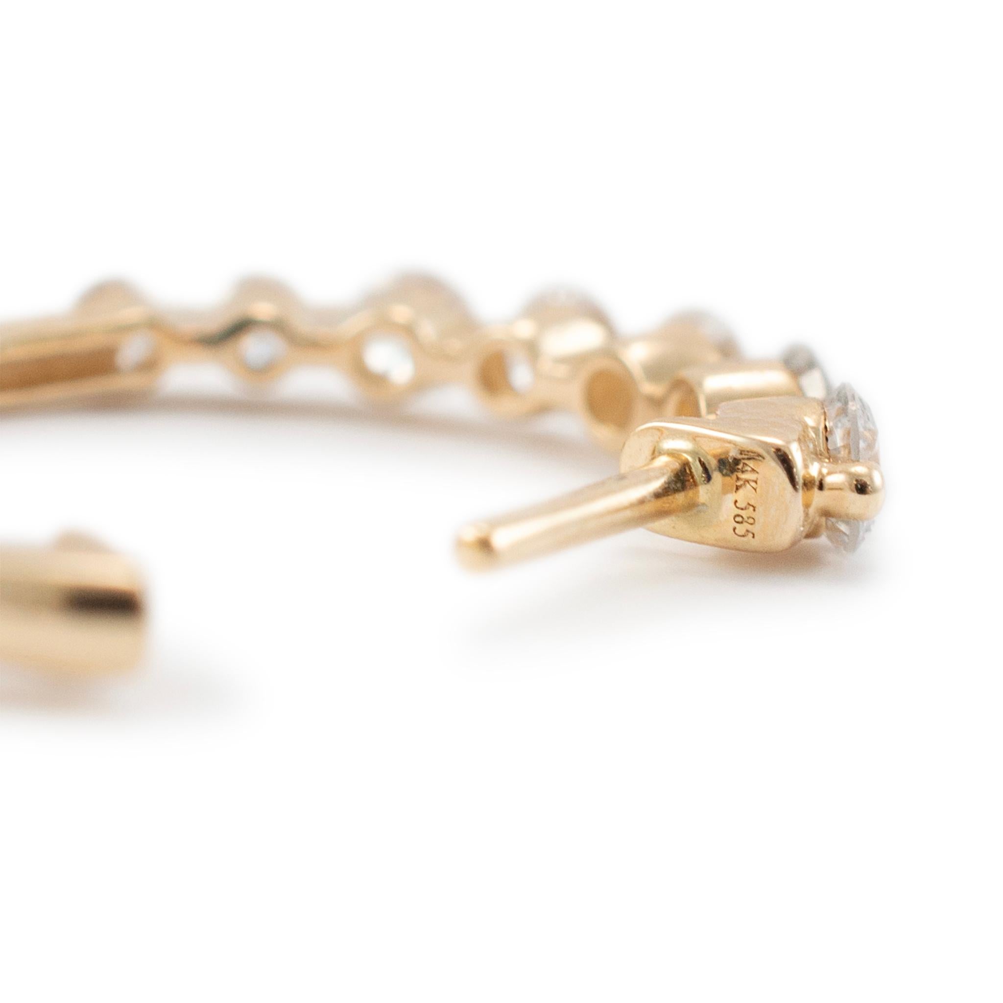 Mini-créoles d'éternité en or jaune 14 carats avec diamants gradués pour femmes Pour femmes en vente