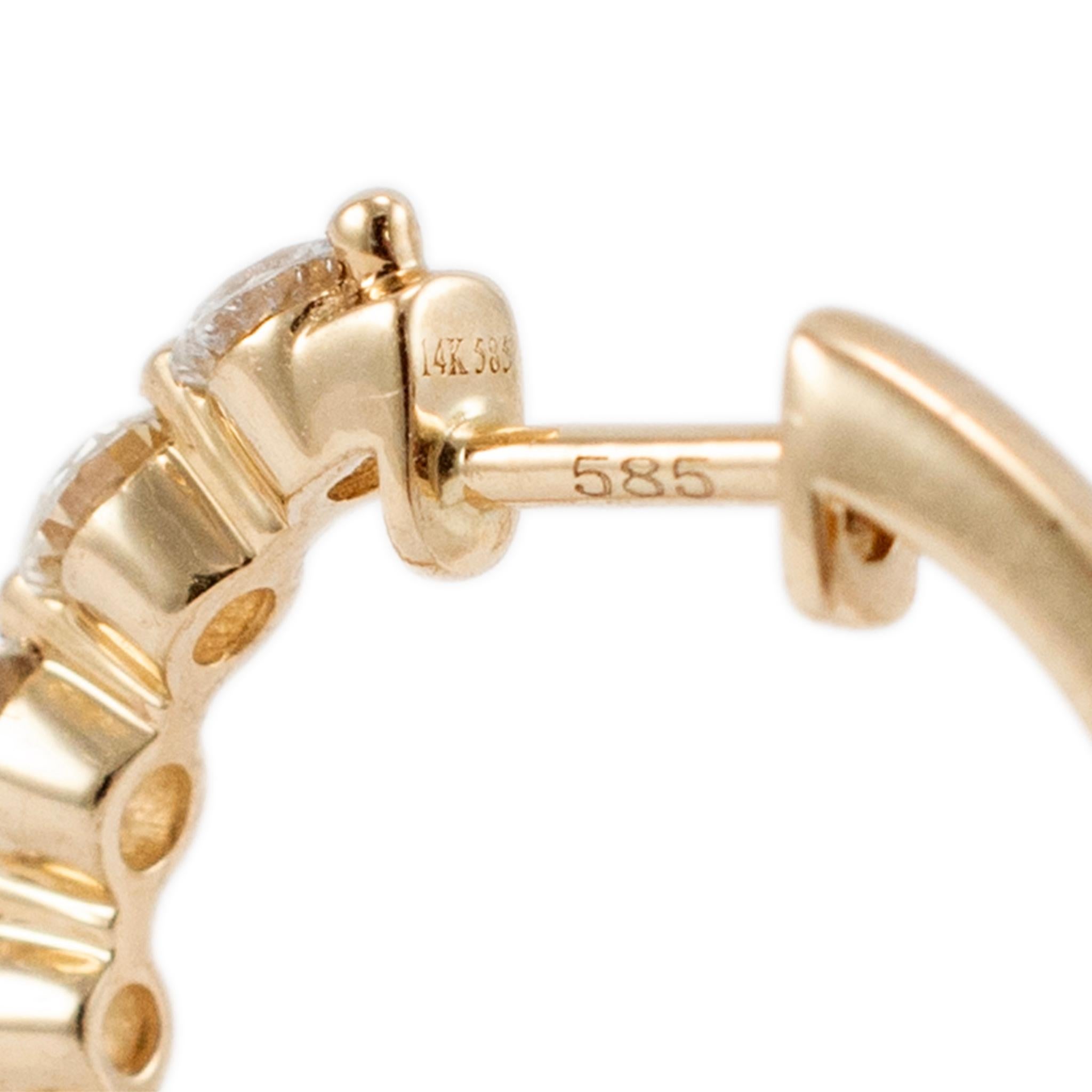 Mini-créoles d'éternité en or jaune 14 carats avec diamants gradués pour femmes en vente 1