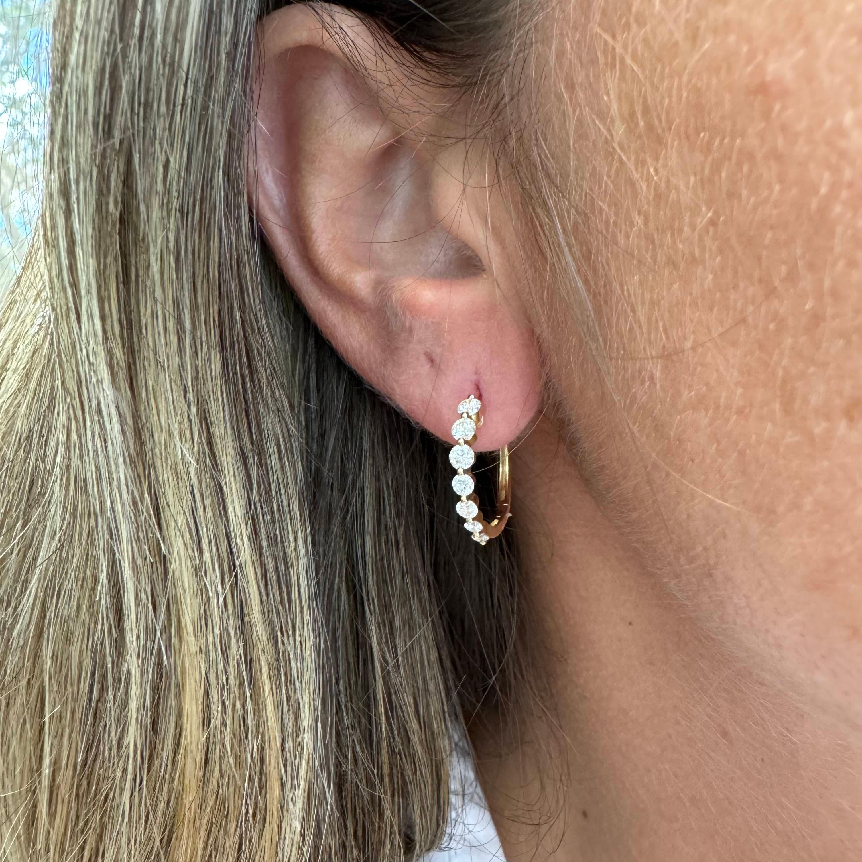 Mini-créoles d'éternité en or jaune 14 carats avec diamants gradués pour femmes en vente 3